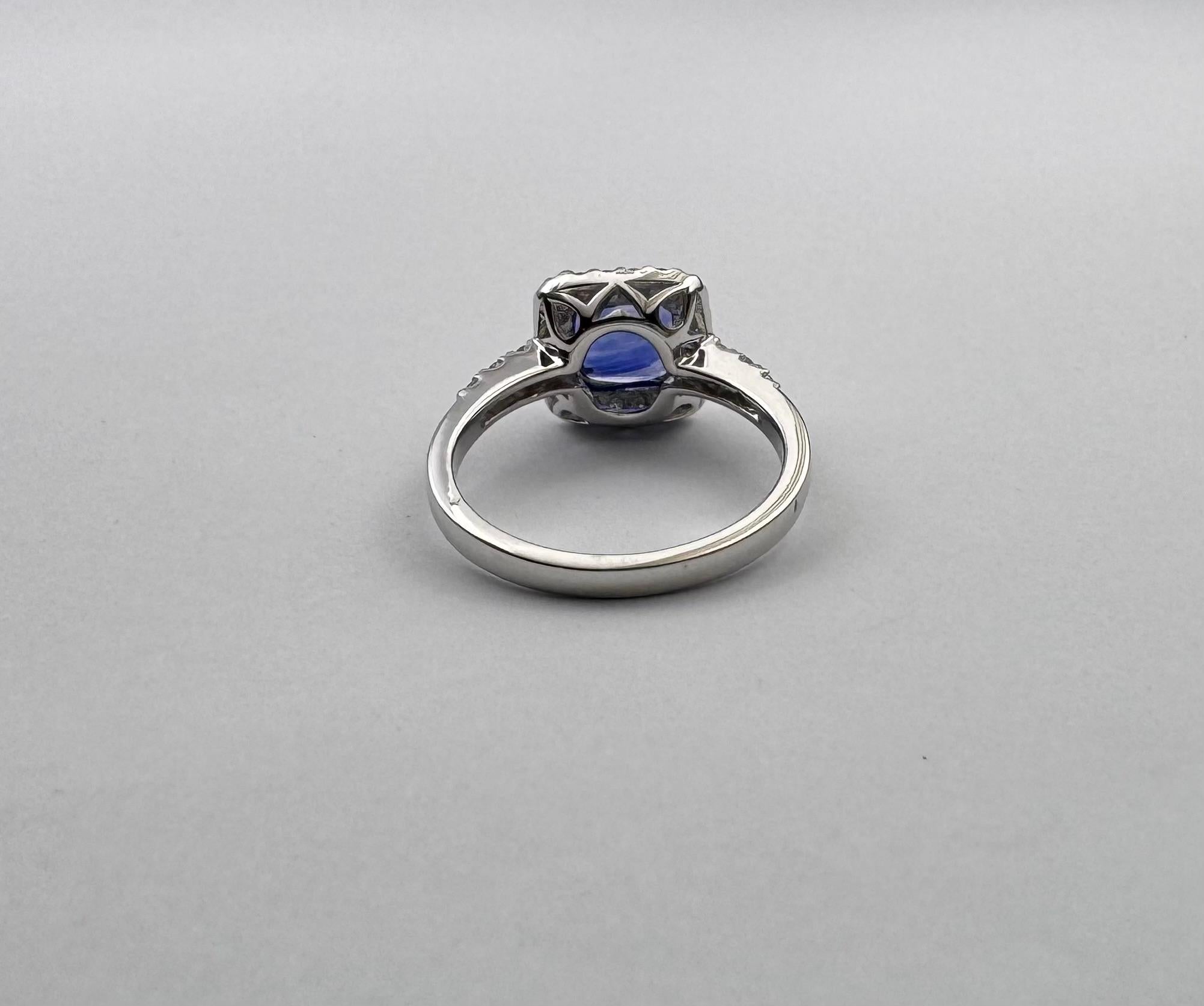 Bague en or blanc 18K sertie de saphirs bleus de Ceylan et de diamants en vente 7