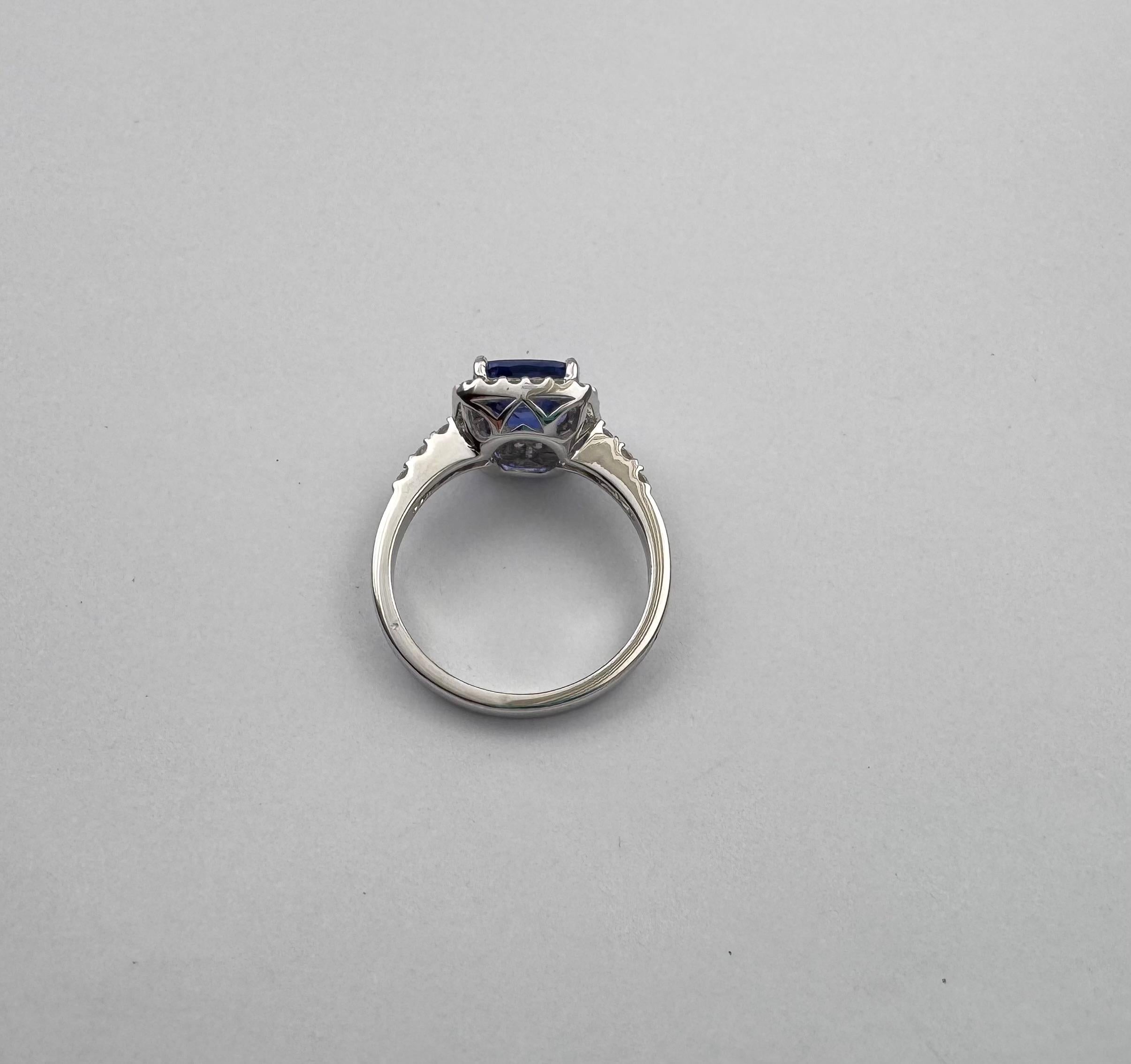 Bague en or blanc 18K sertie de saphirs bleus de Ceylan et de diamants en vente 8