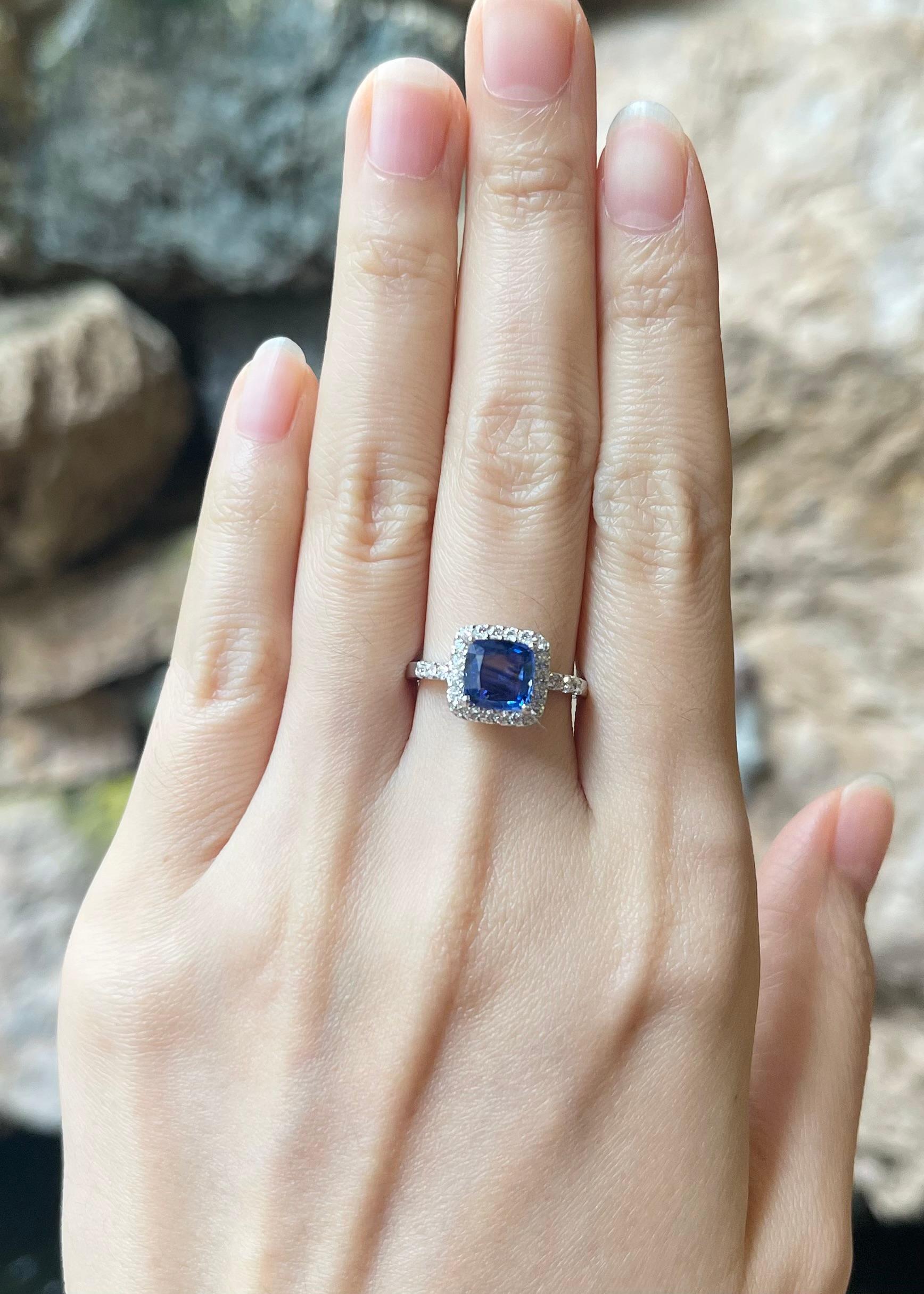 Saphir bleu de Ceylan 2,09 carats et diamant 0,39 carat Bague en or blanc 18 carats

Largeur :  1.1 cm 
Longueur : 1,1 cm
Taille de l'anneau : 53
Poids total : 4,07 grammes

