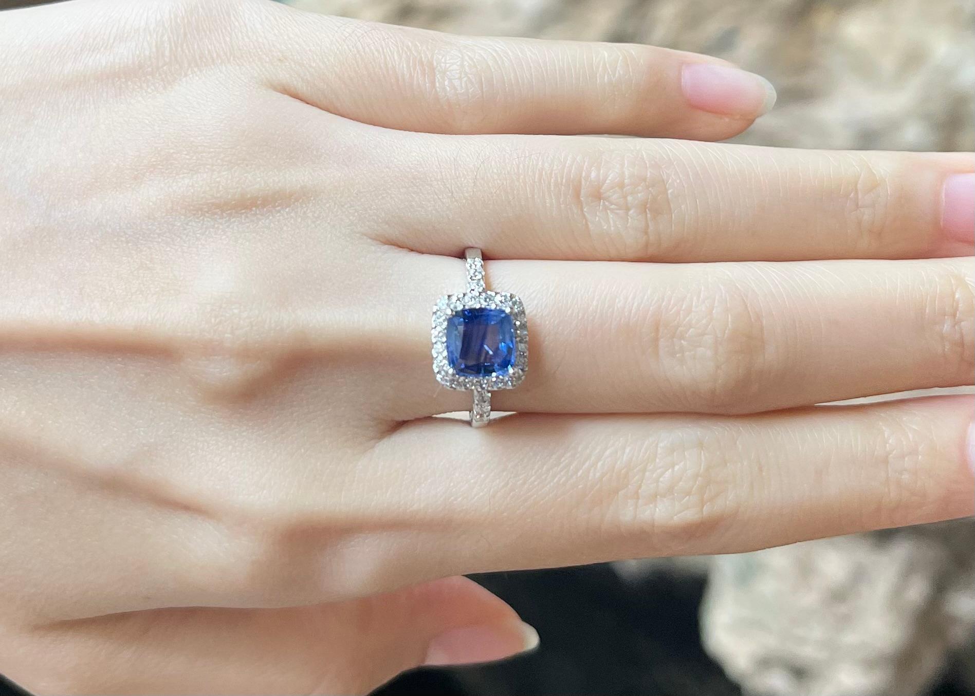 Contemporain Bague en or blanc 18K sertie de saphirs bleus de Ceylan et de diamants en vente