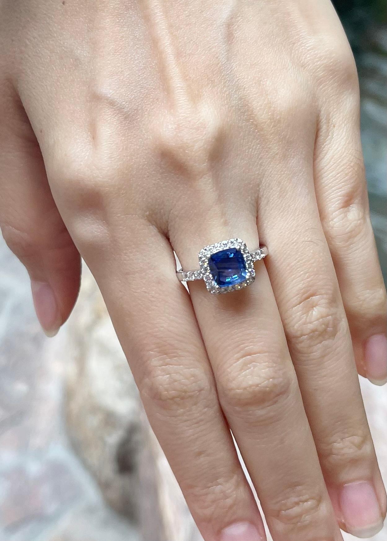 Taille coussin Bague en or blanc 18K sertie de saphirs bleus de Ceylan et de diamants en vente