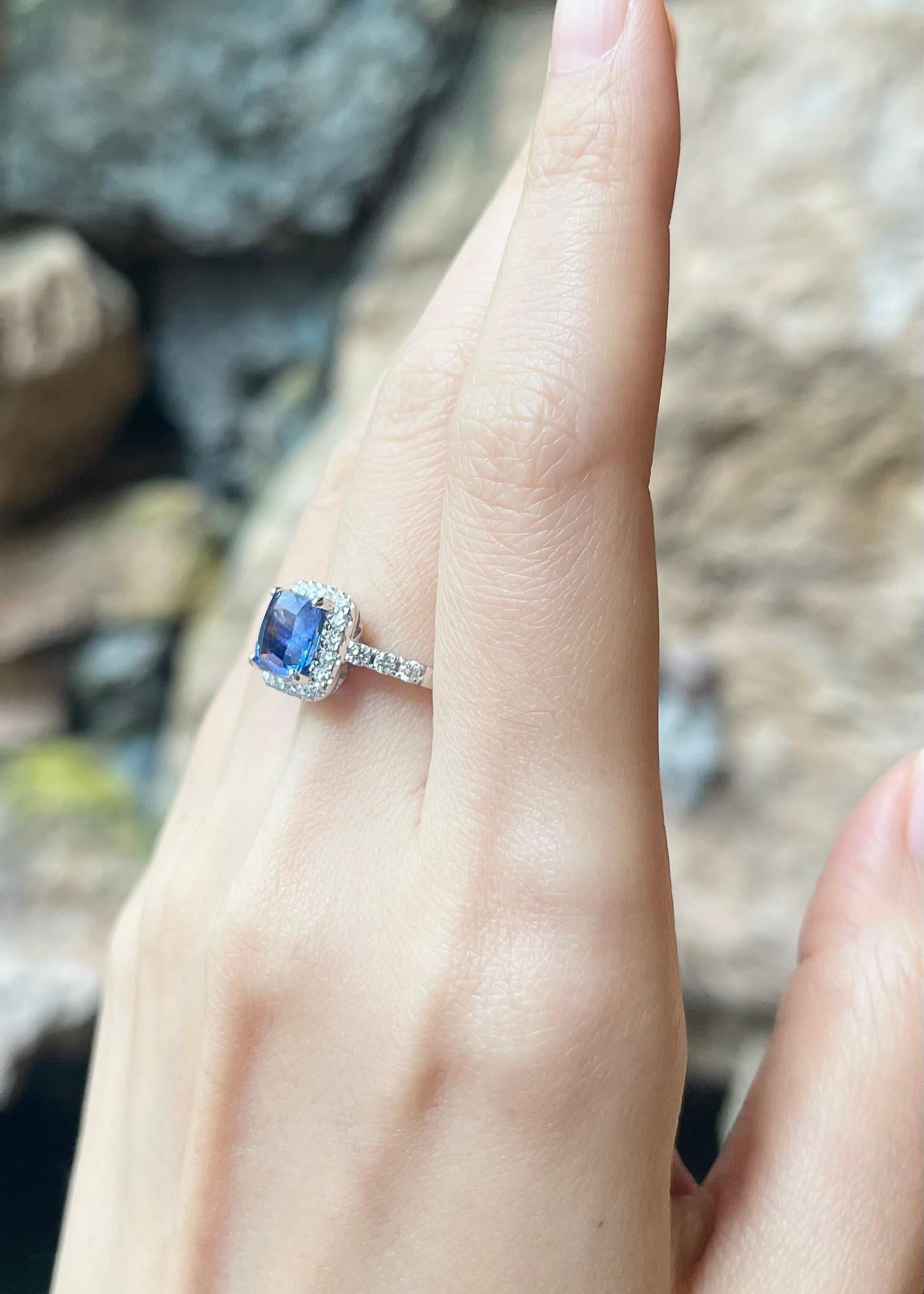 Bague en or blanc 18K sertie de saphirs bleus de Ceylan et de diamants Neuf - En vente à Bangkok, TH