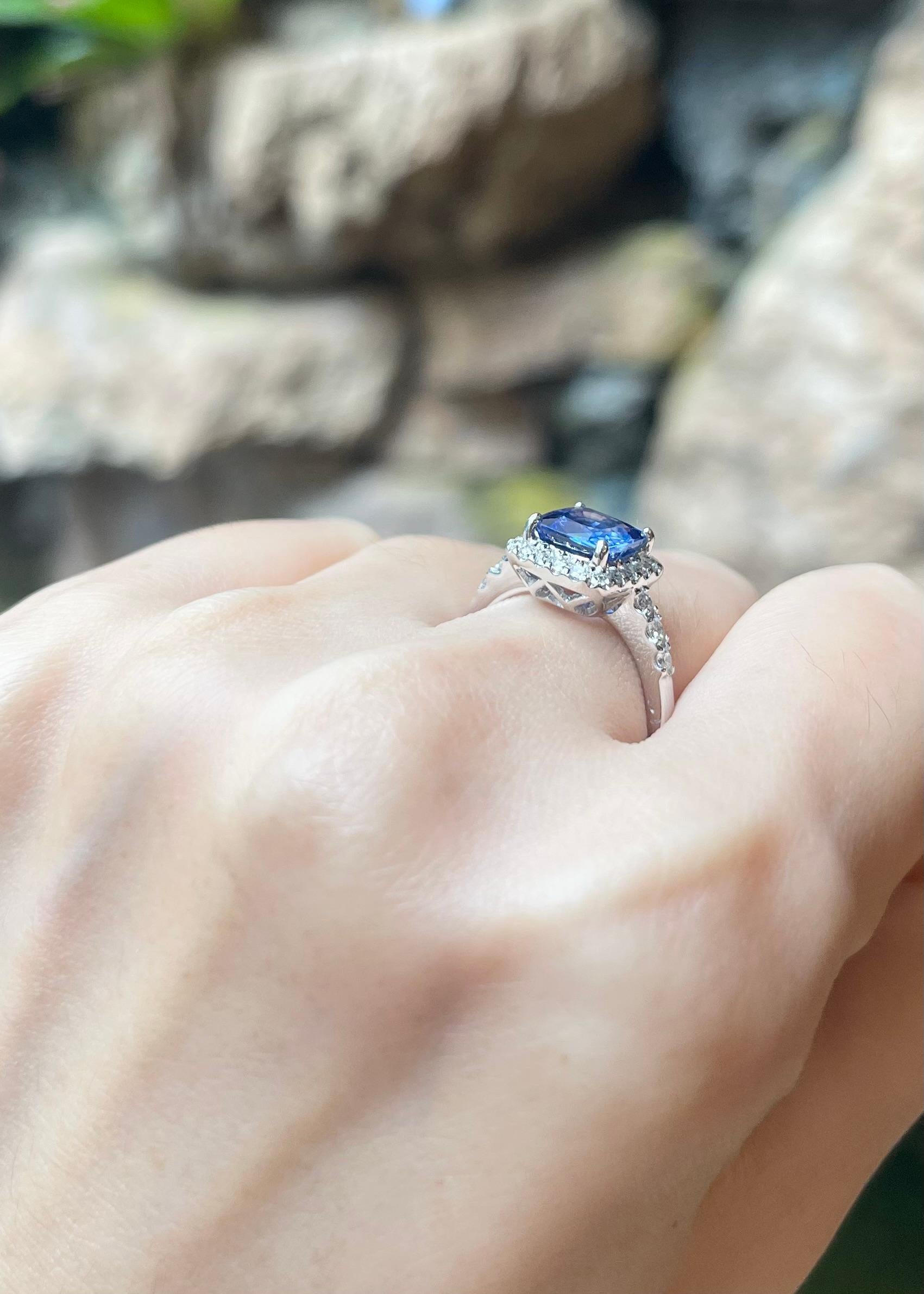 Bague en or blanc 18K sertie de saphirs bleus de Ceylan et de diamants Pour femmes en vente