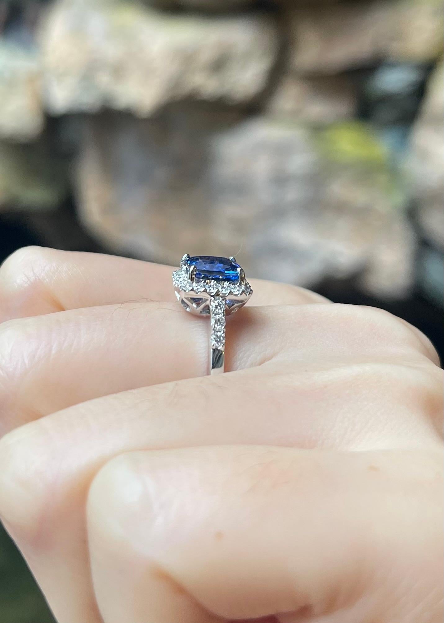 Bague en or blanc 18K sertie de saphirs bleus de Ceylan et de diamants en vente 1