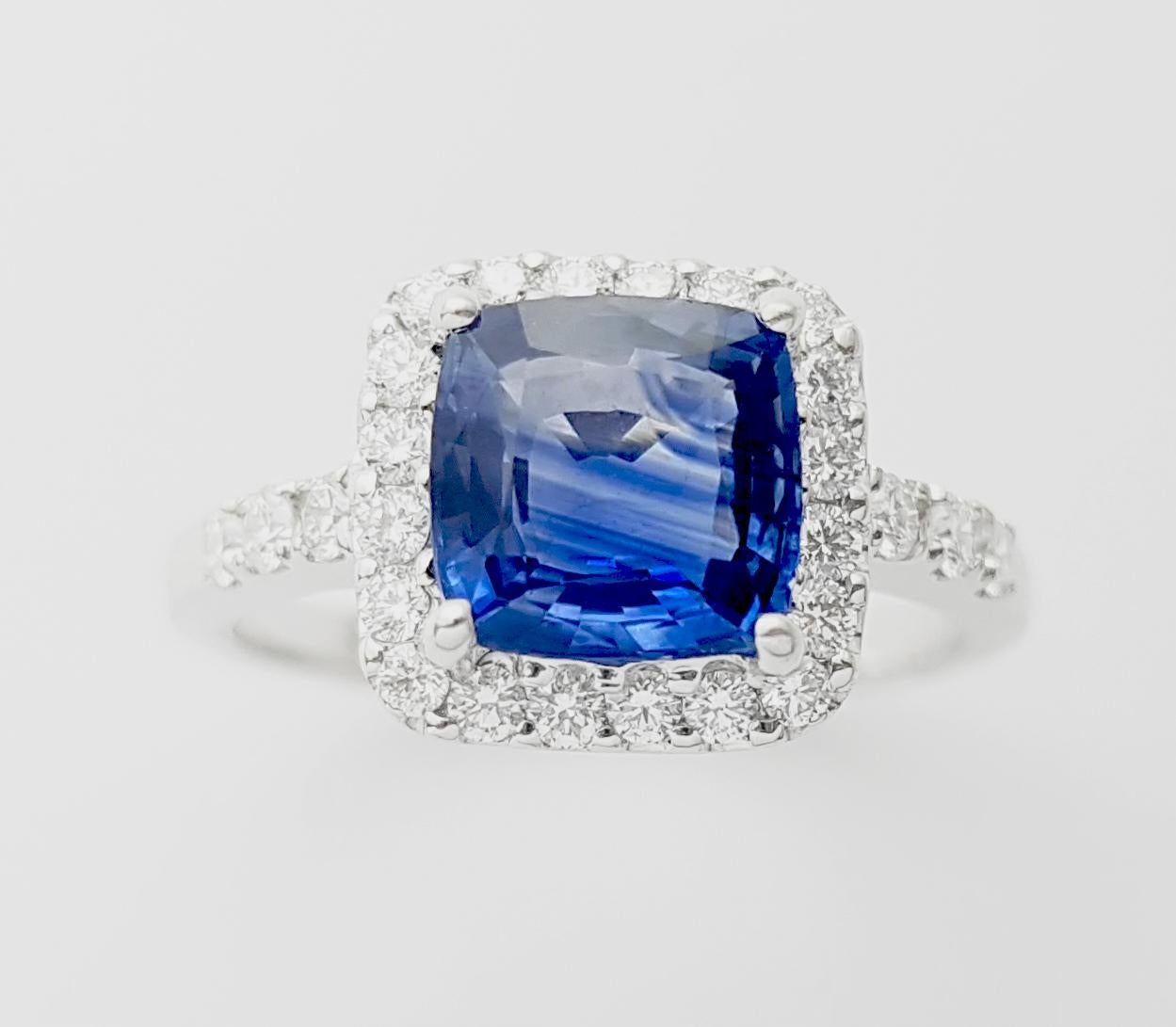 Bague en or blanc 18K sertie de saphirs bleus de Ceylan et de diamants en vente 2
