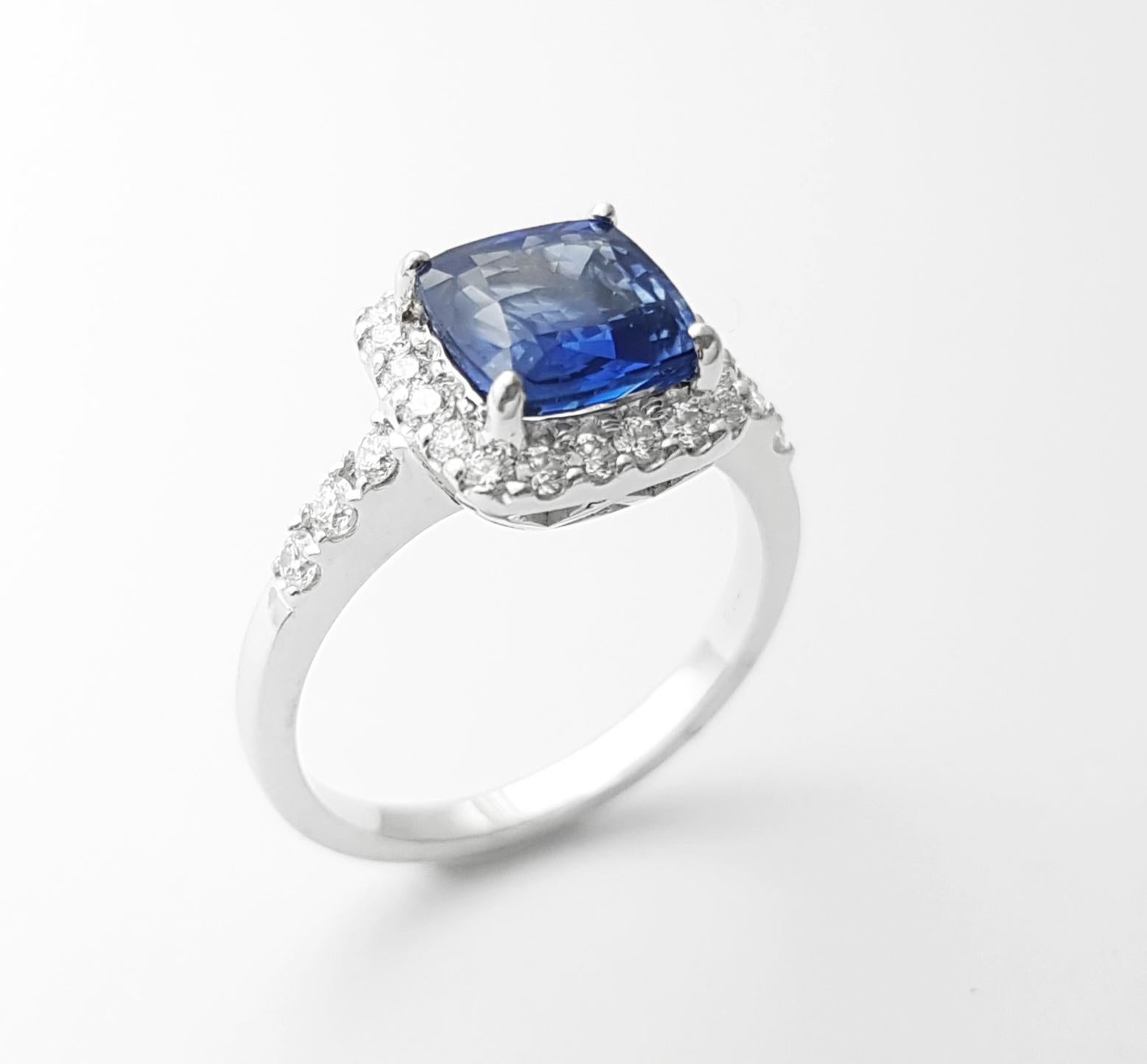 Bague en or blanc 18K sertie de saphirs bleus de Ceylan et de diamants en vente 3