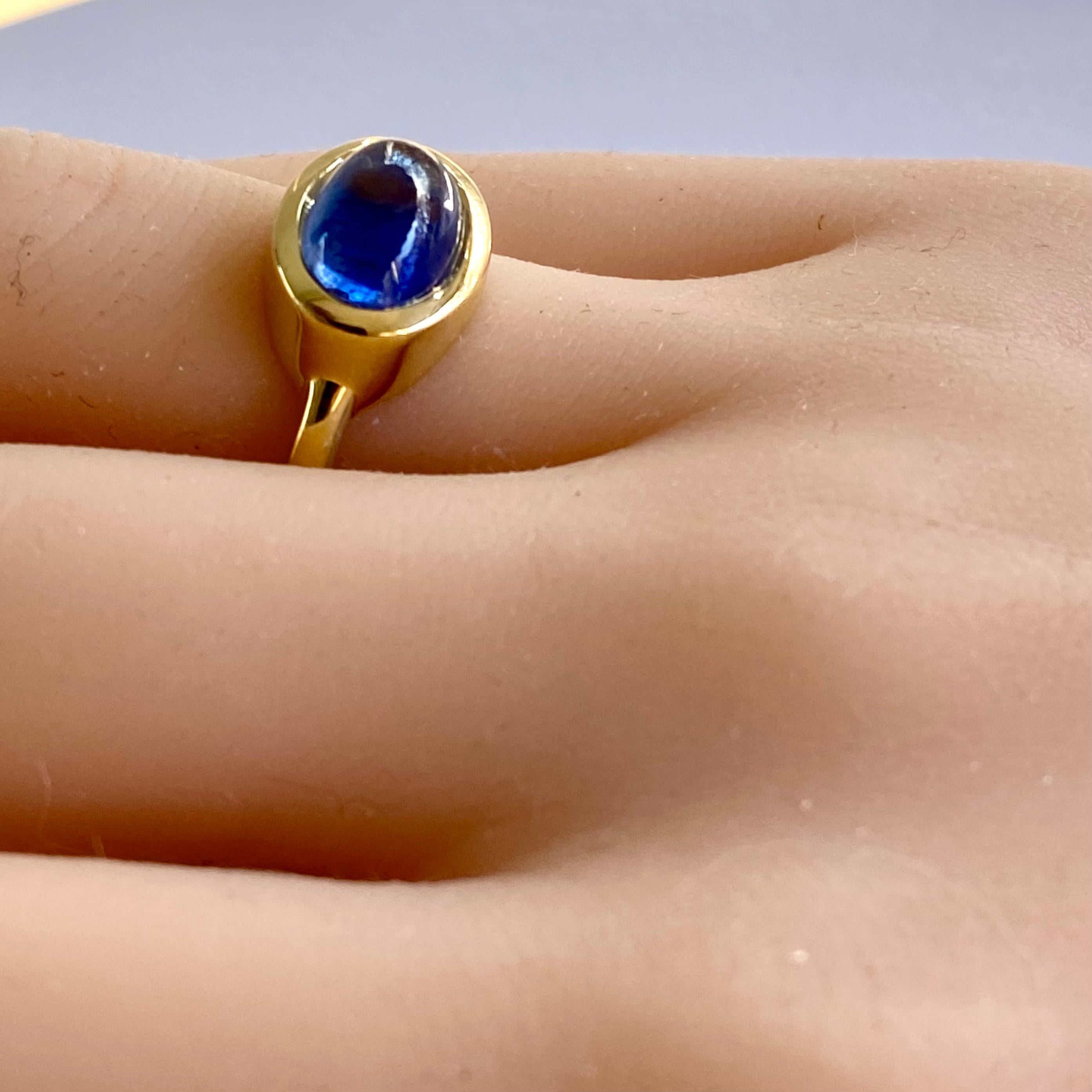 Modern Ceylon Cabochon Sapphire 5.10 Carat 18 Karat Gold 0.41 Inch Wide Dome Ring