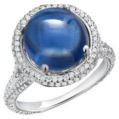 Bague en or 18 carats cabochon de Ceylan saphir 8,33 carats diamants 1,20 carats grappe