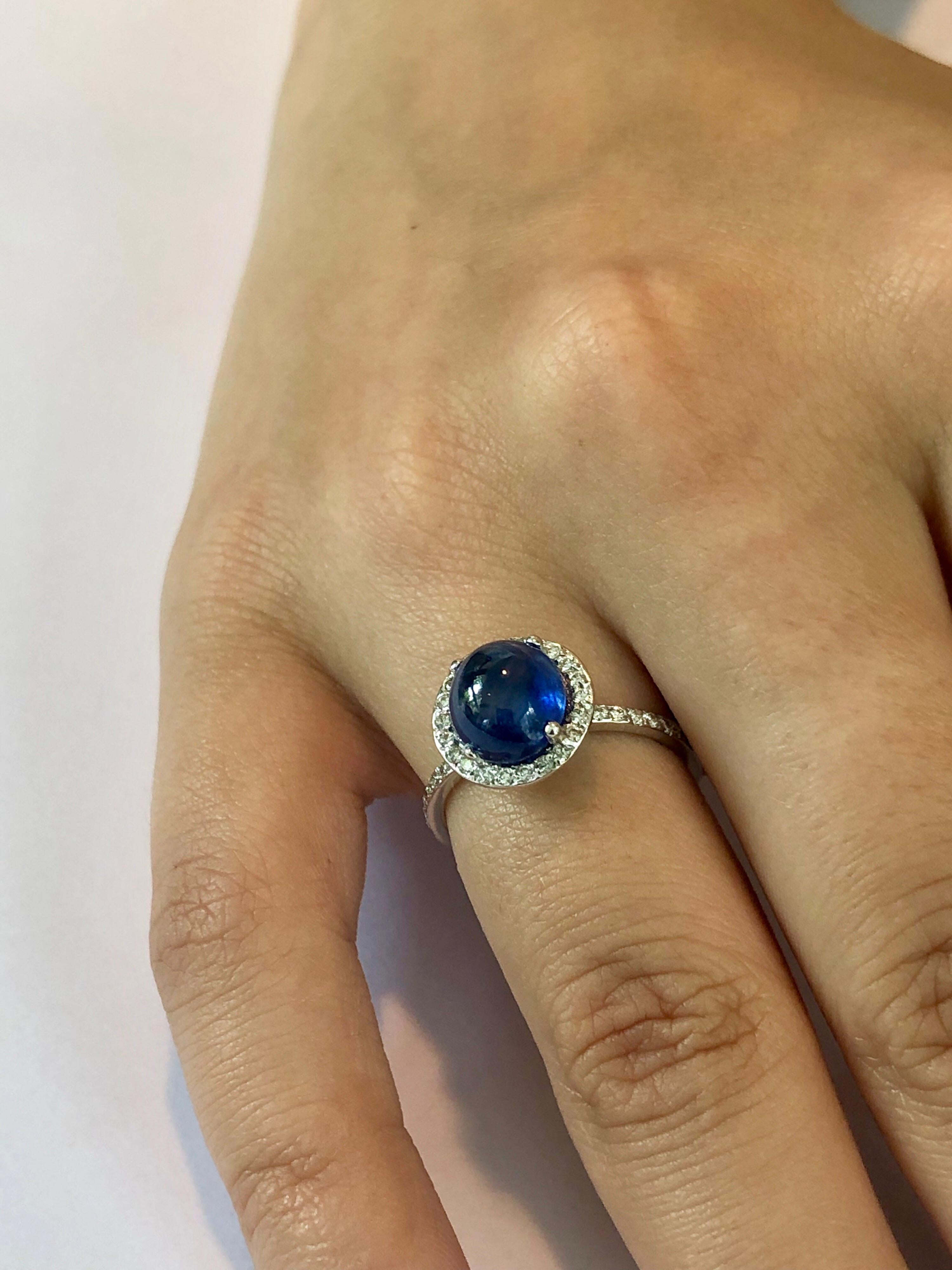 Ceylon Cabochon Sapphire and Diamond Gold Cocktail Ring Weighing 4.30 Carat In New Condition In New York, NY