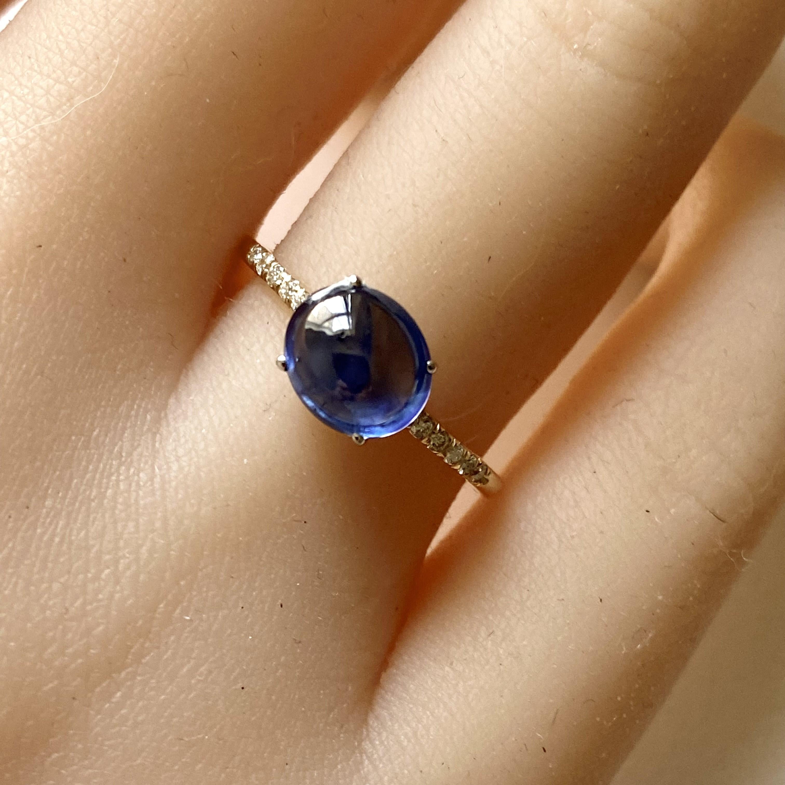 Contemporary Ceylon Cabochon Sapphire Diamond 3.65 Carat Yellow and White Gold Size 7 Ring For Sale