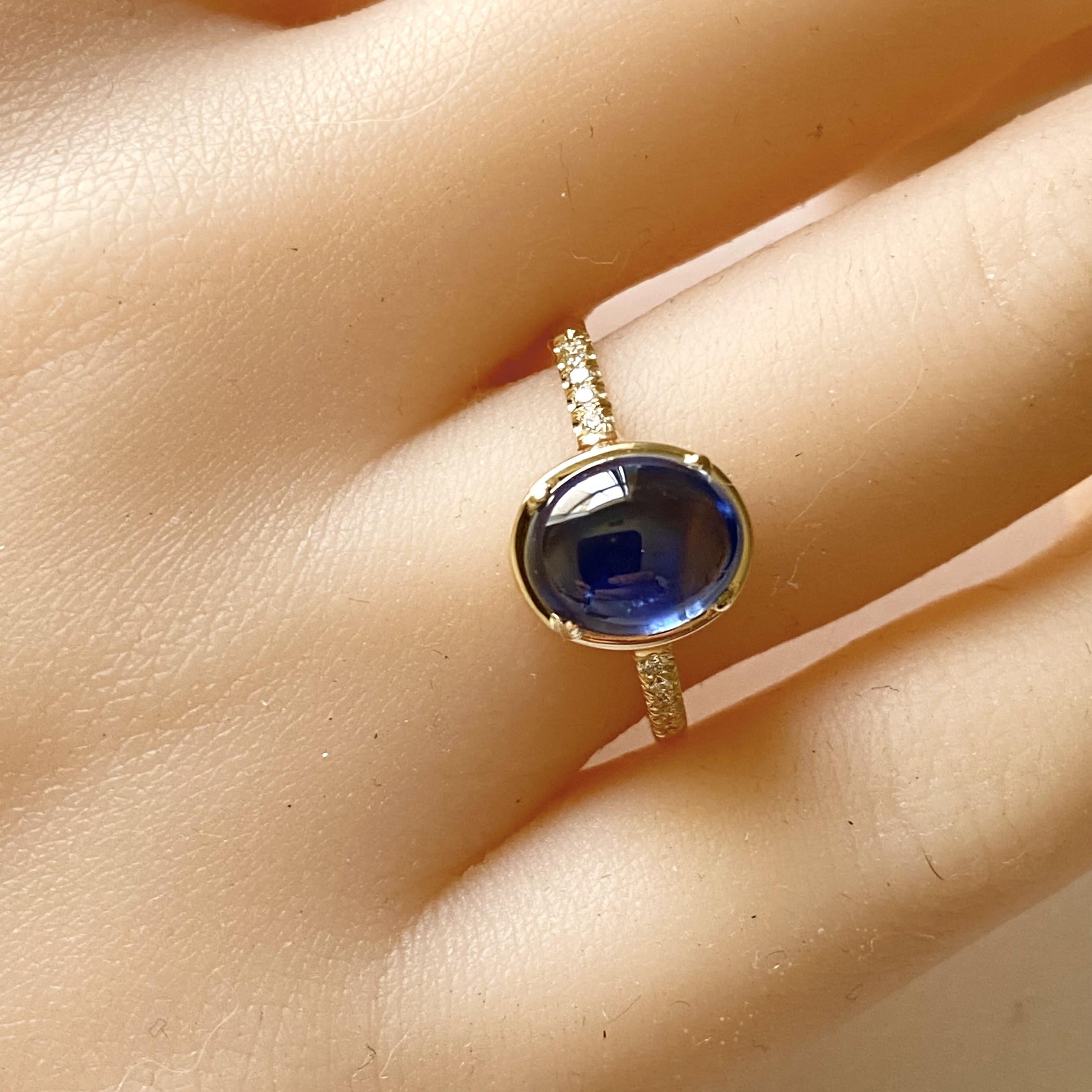 Ceylon Cabochon Sapphire Diamond 3.65 Carat Yellow and White Gold Size 7 Ring In New Condition For Sale In New York, NY