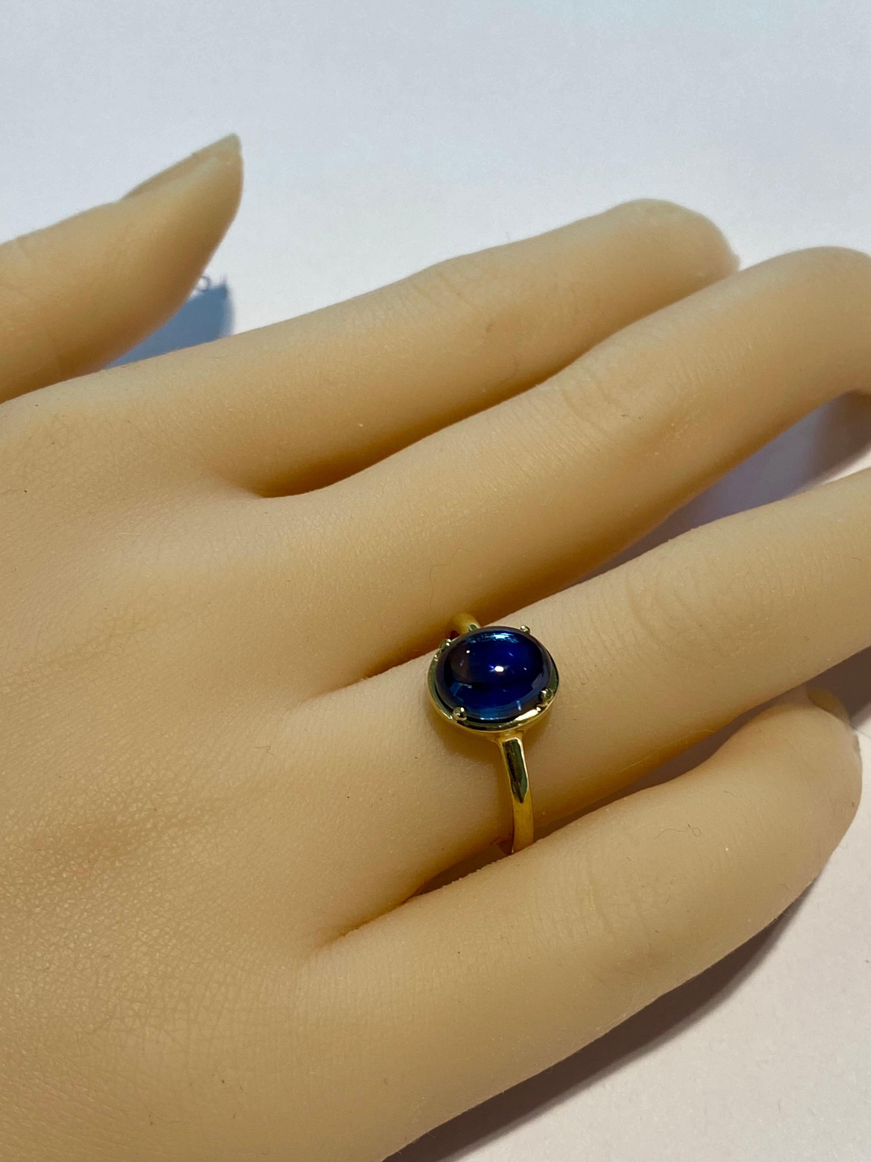 Contemporary Ceylon Cabochon Sapphire Weighing 4.20 Carat Yellow Gold Cocktail Solitaire Ring