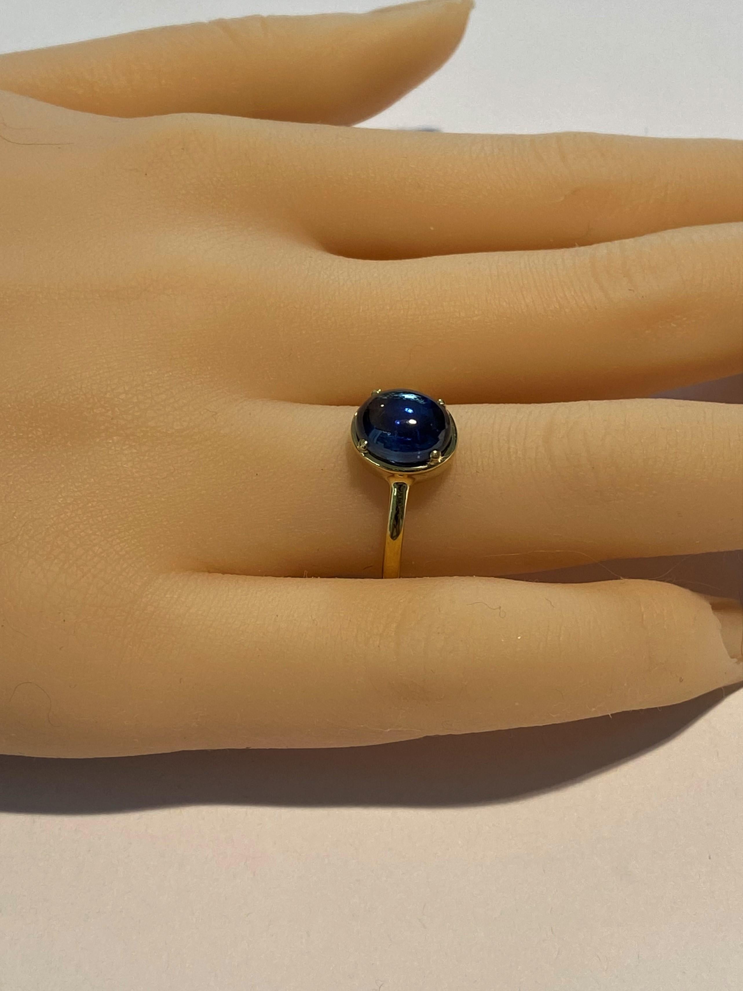 Ceylon Cabochon Sapphire Weighing 4.20 Carat Yellow Gold Cocktail Solitaire Ring In New Condition In New York, NY