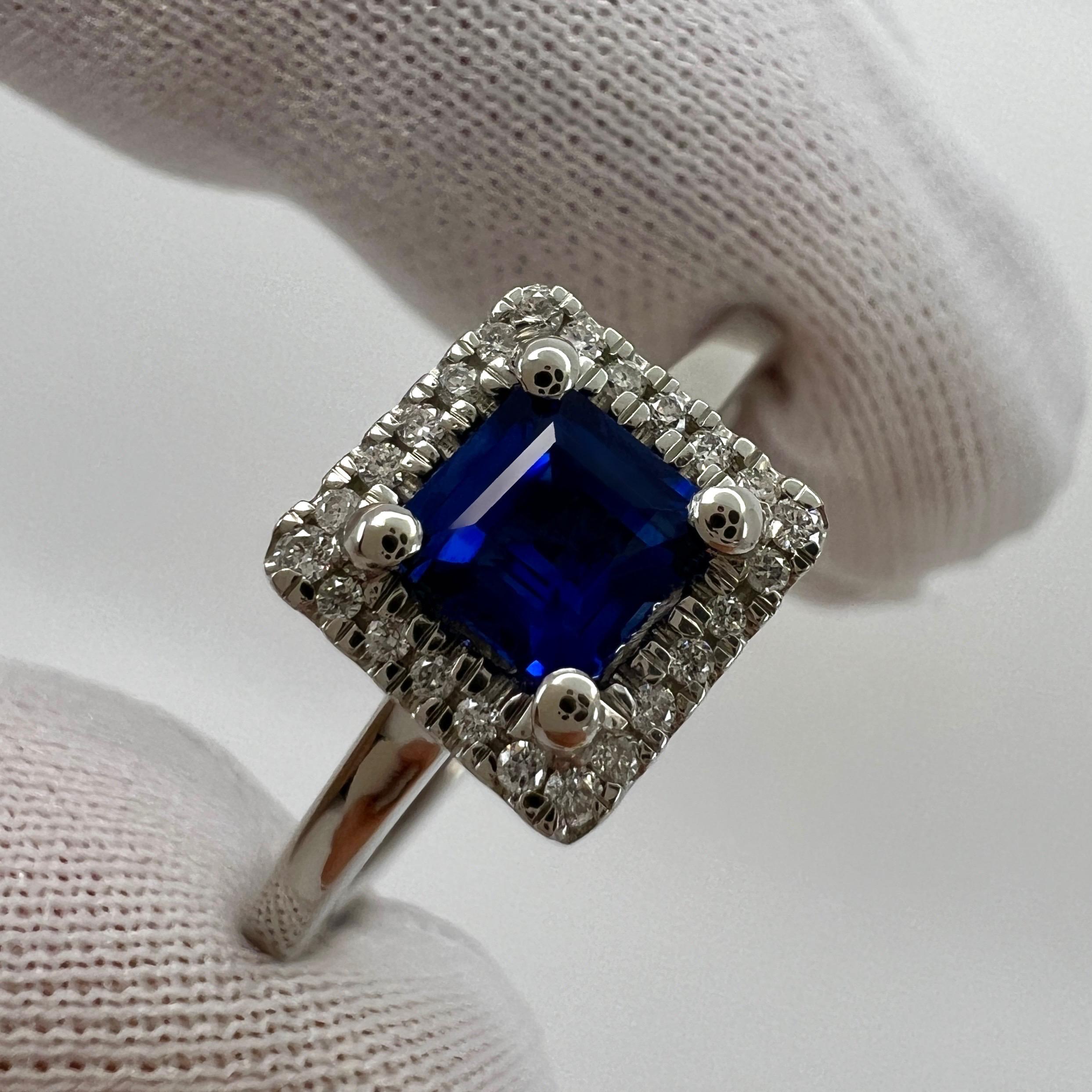 Fine Vivid Ceylon Cornflower Blue Sapphire & Diamond Platinum Square Princess Cut Halo Ring 0.80tcw.

Superbe saphir naturel de Ceylan de 0,66ct d'une belle couleur bleu bleuet vif et d'une excellente clarté, pierre très propre.
Il présente