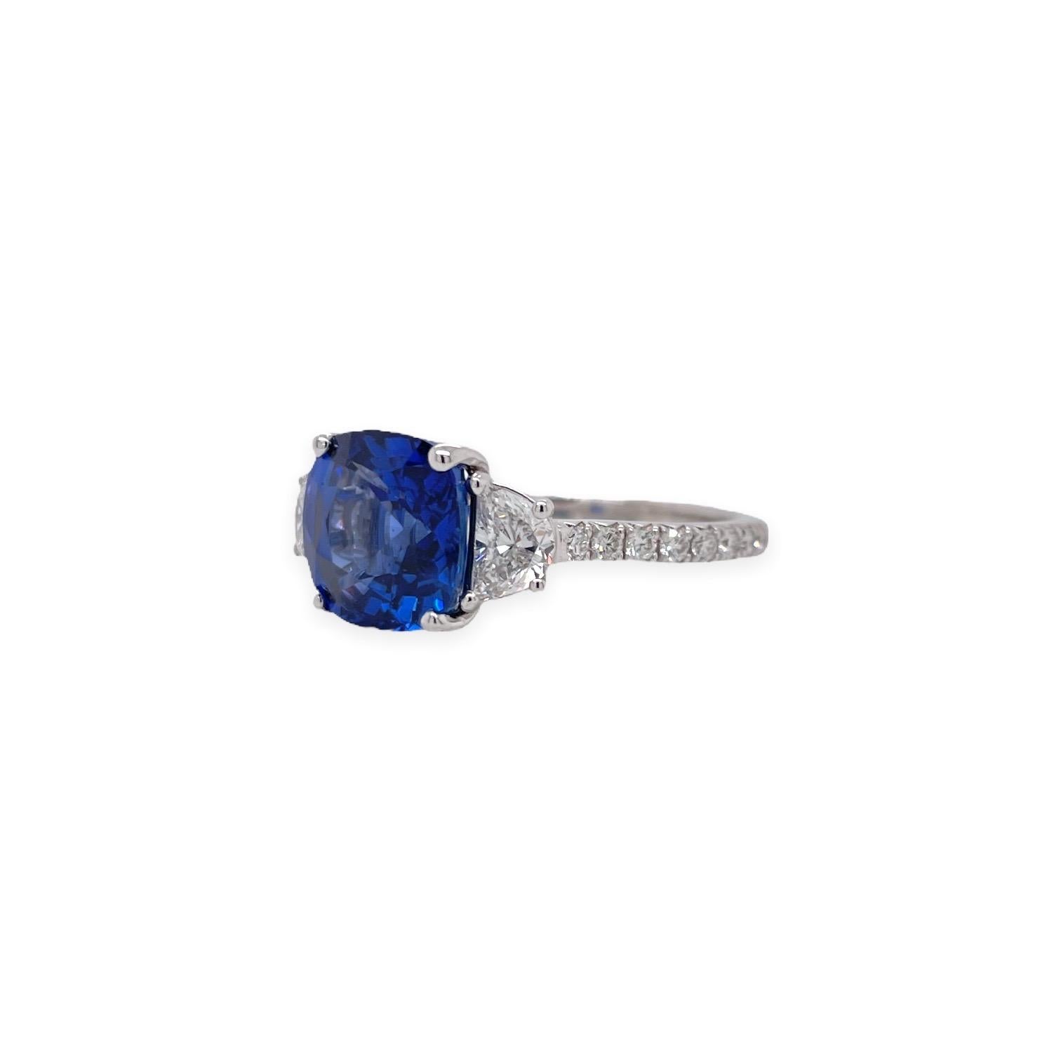 Ceylon Cushion Saphir & Halbmond Diamant Ring in 18k Weißgold (Zeitgenössisch)
