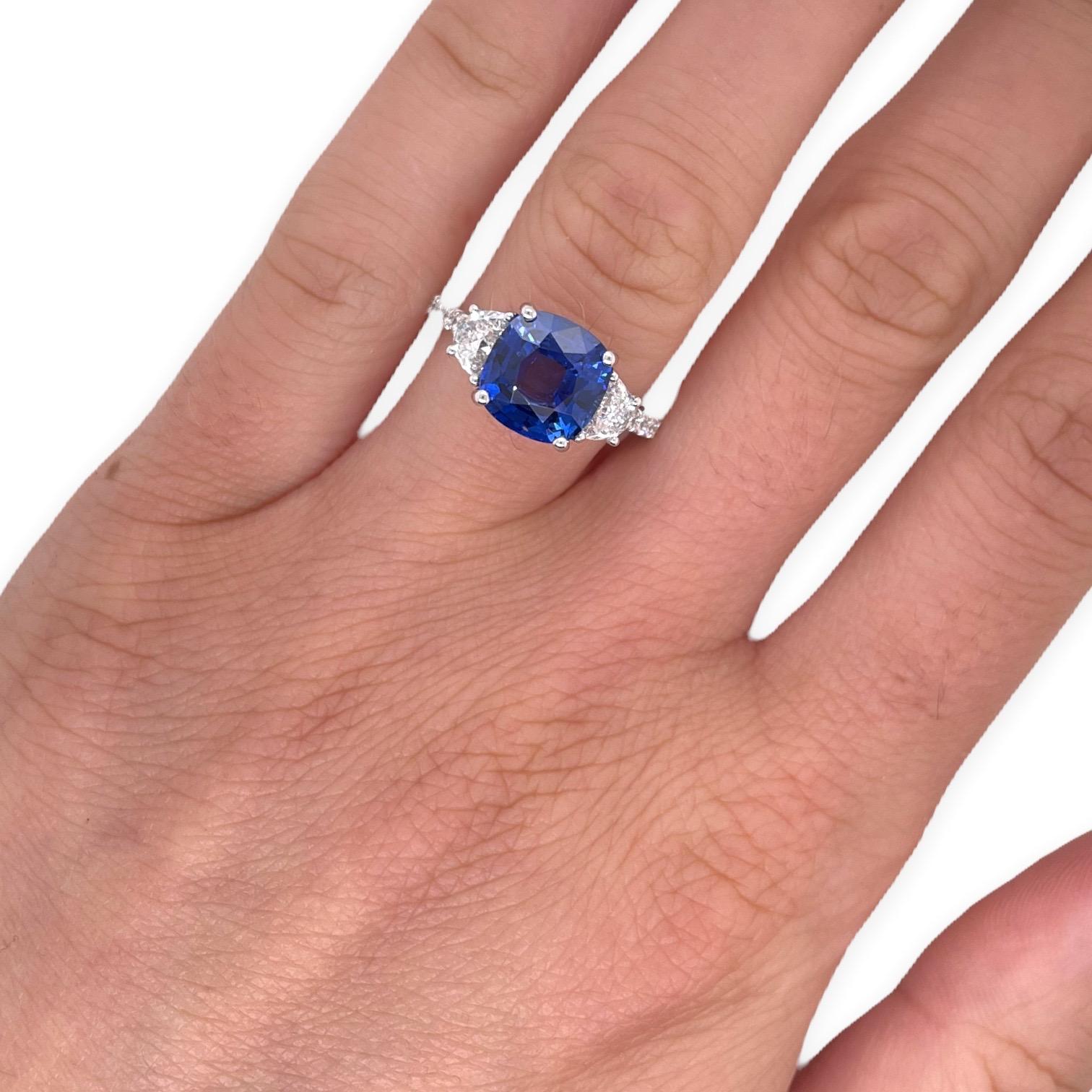 Ceylon Cushion Saphir & Halbmond Diamant Ring in 18k Weißgold (Kissenschliff)