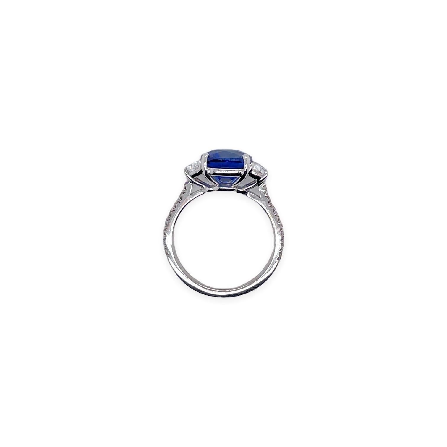 Ceylon Cushion Saphir & Halbmond Diamant Ring in 18k Weißgold im Zustand „Neu“ in New York, NY