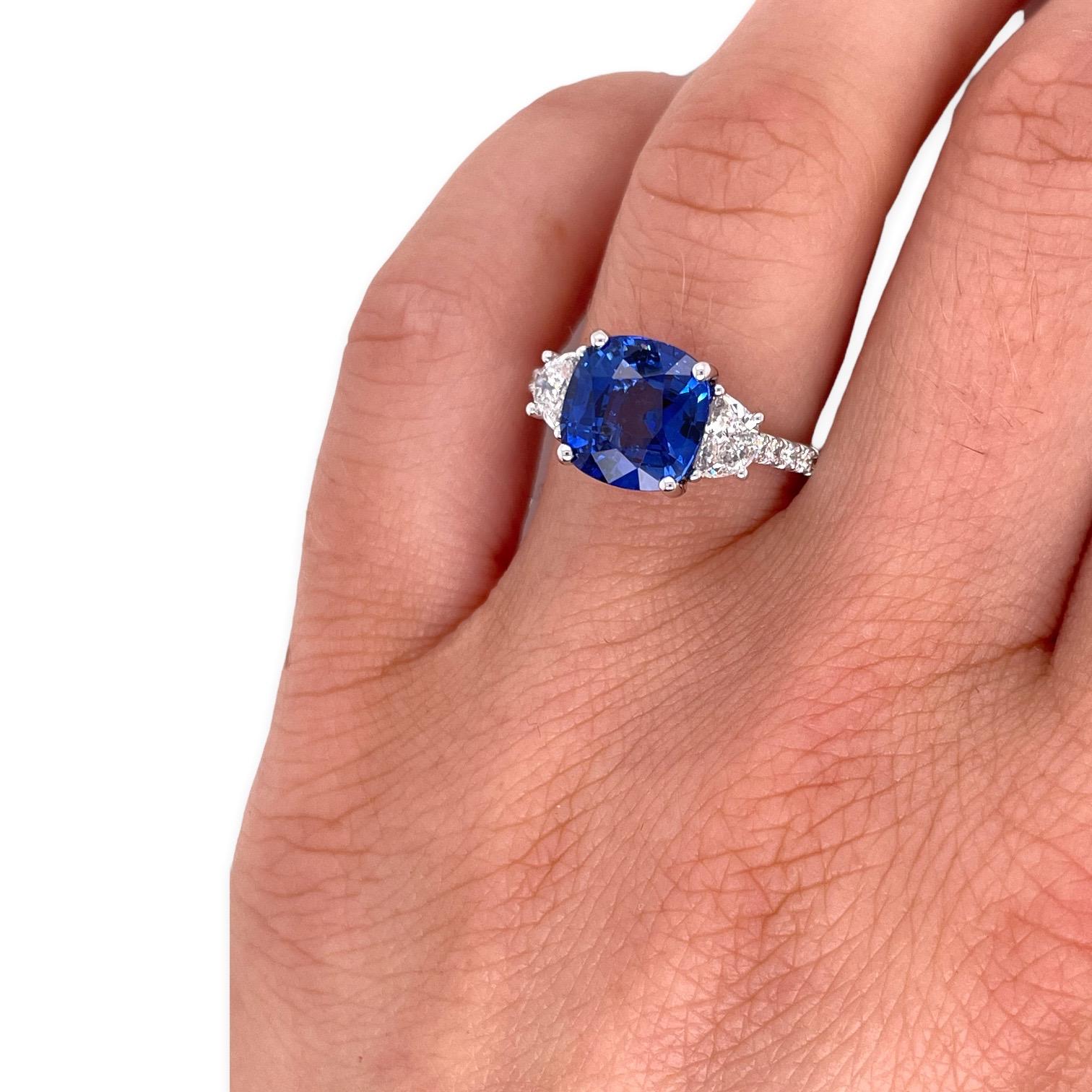Ceylon Cushion Saphir & Halbmond Diamant Ring in 18k Weißgold Damen
