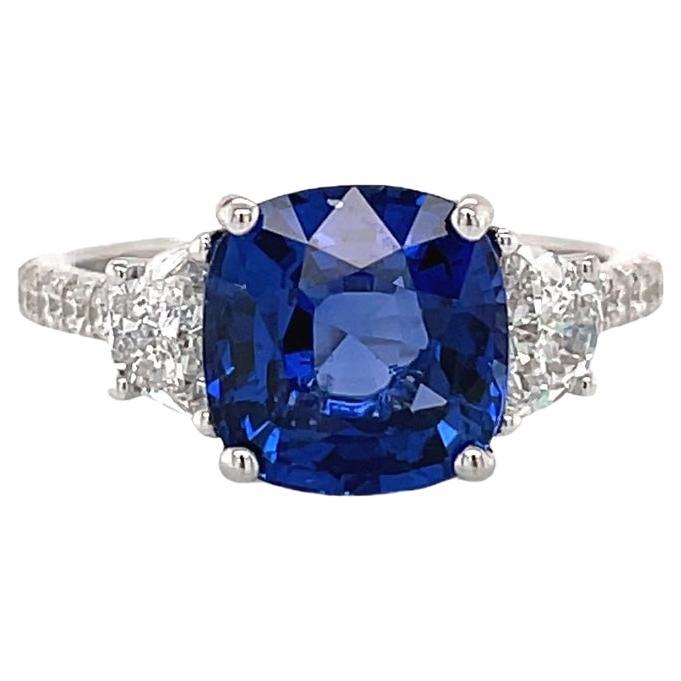 Ceylon Cushion Saphir & Halbmond Diamant Ring in 18k Weißgold