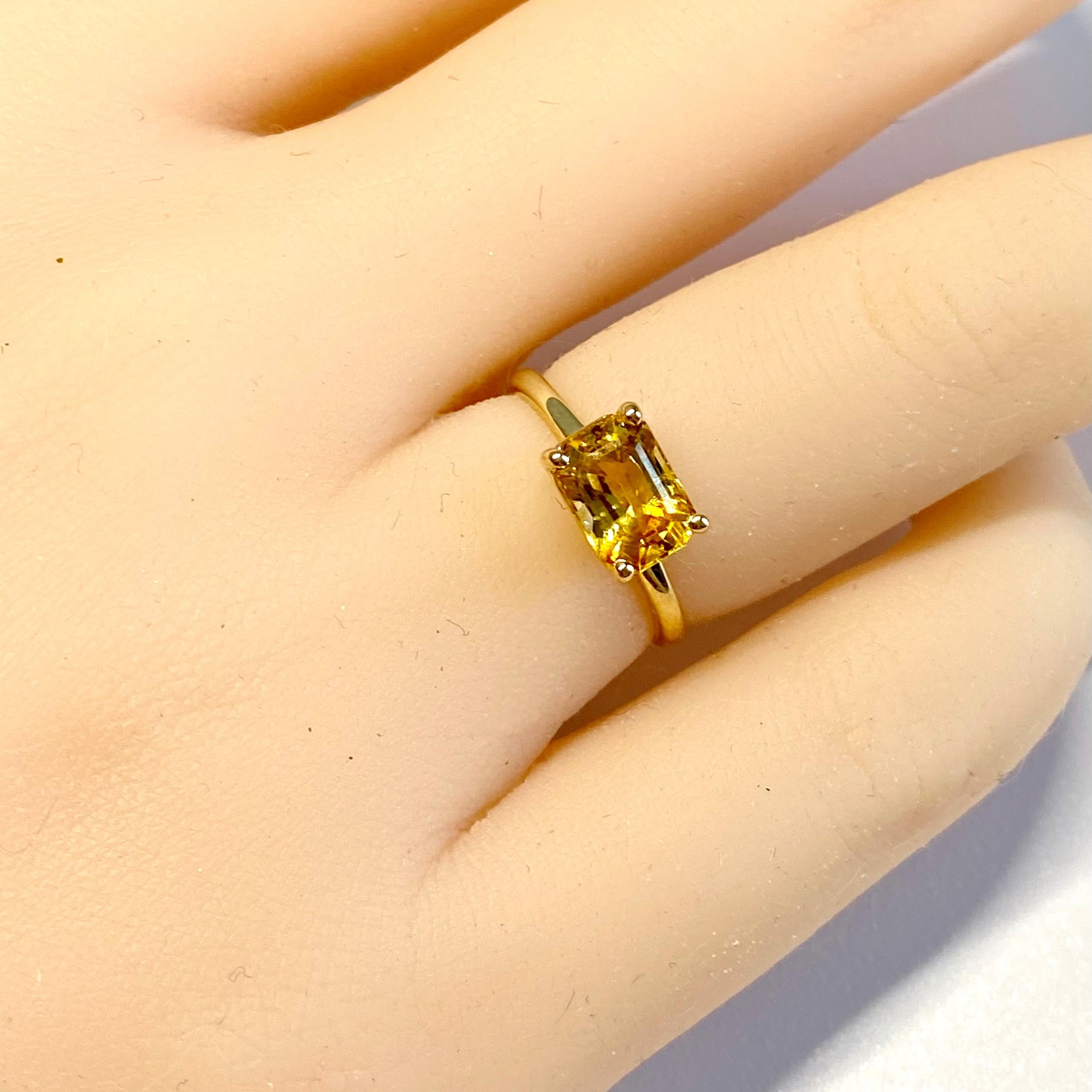 Ceylon Emerald Shaped Yellow Sapphire Yellow Gold Cocktail Ring In New Condition In New York, NY