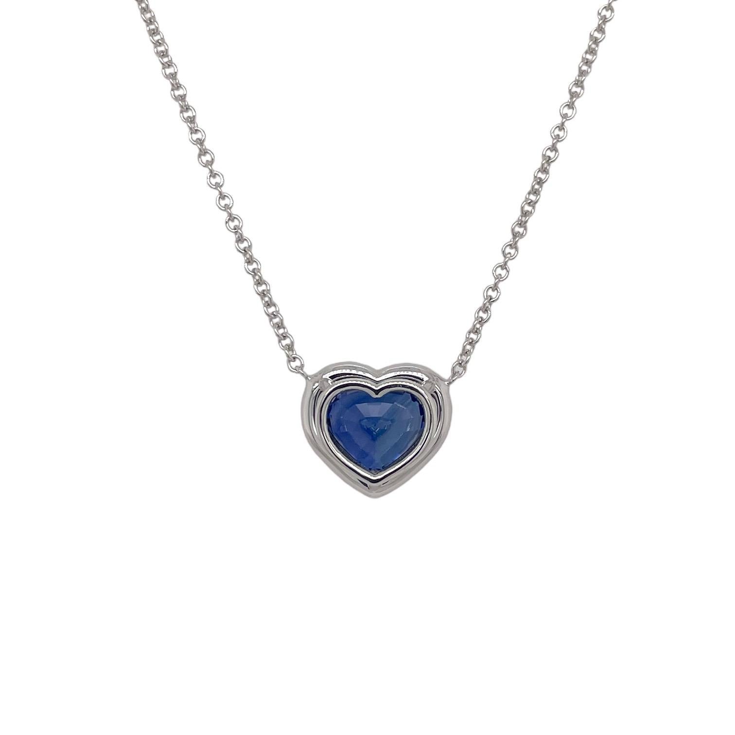 Taille cœur Pendentif en or blanc 18 carats avec saphir en forme de cœur et halo de diamants de Ceylan en vente