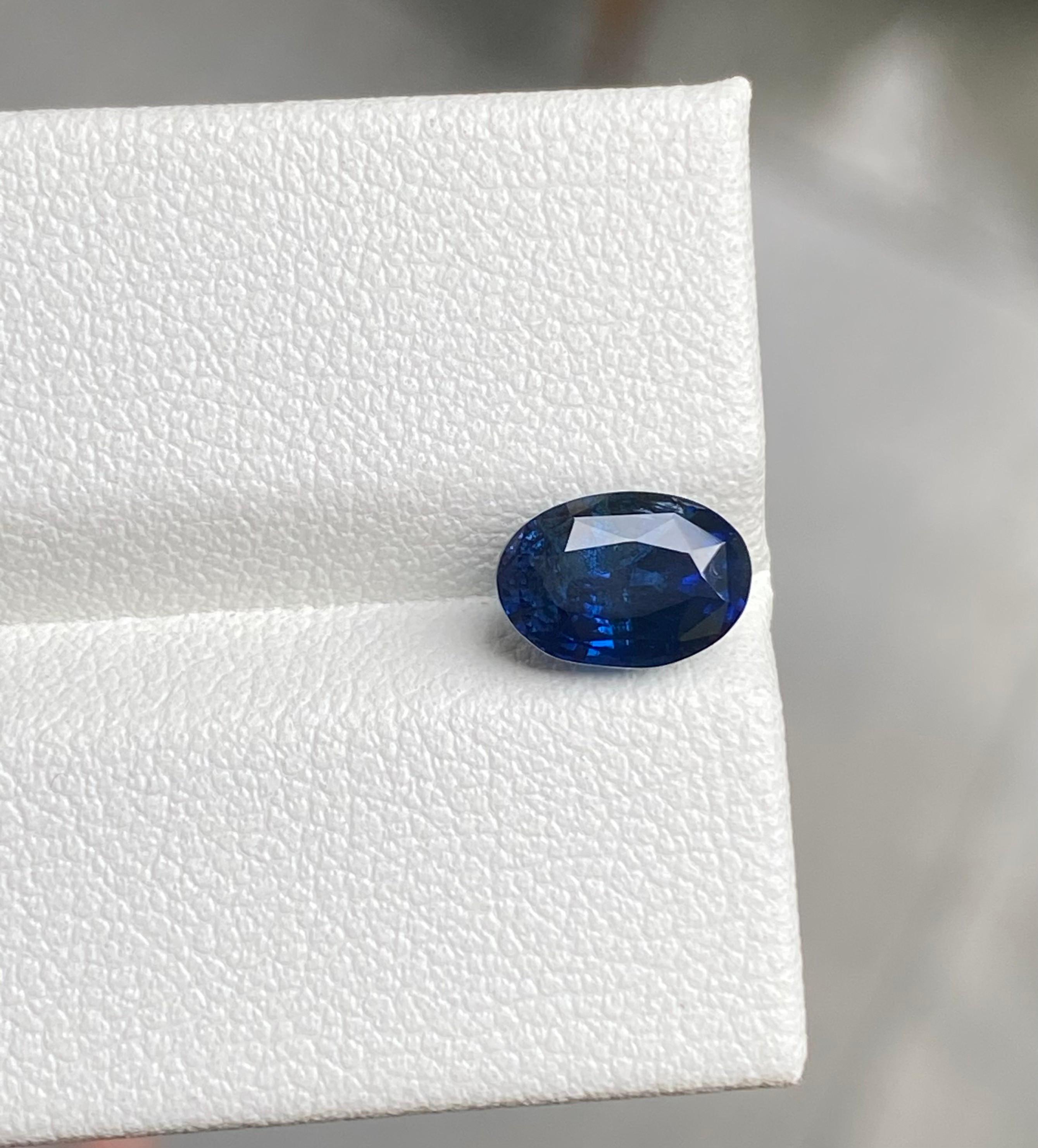 Saphir bleu royal de Ceylan de 2,10 carats, non chauffé, de couleur et d'éclat bleu royal, de taille parfaite, non chauffé. 

• Variété : Sapphire
• Origine : Sri Lanka (Ceylan)
• Couleur(s) : bleu royal
• Forme et style de coupe : Ovale
•