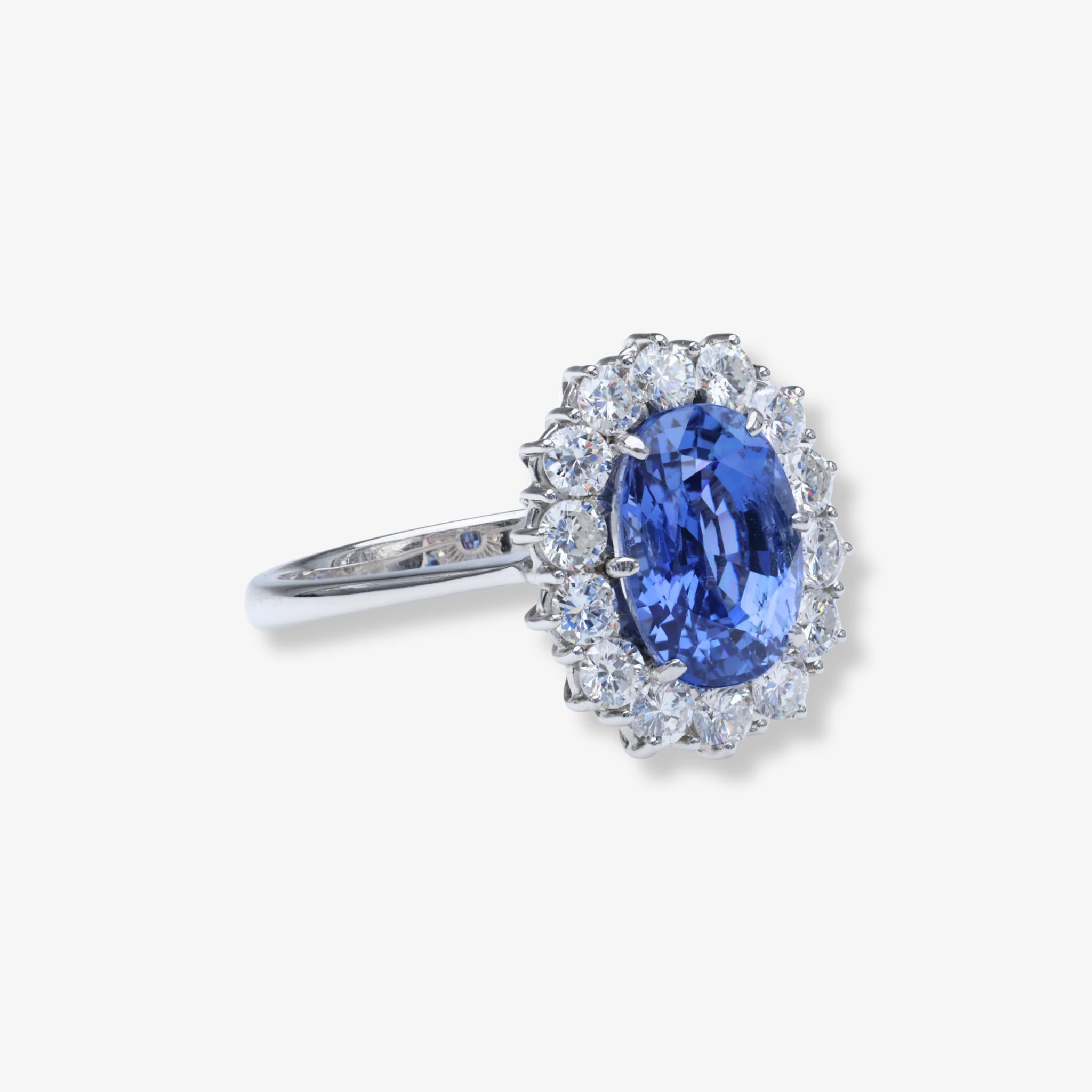 Eleganza di uno zaffiro blu di Ceylon non riscaldato circondato da diamanti taglio brillante in un'elegante montatura in oro bianco 18 carati stile Principessa Diana.

Questo magnifico anello con zaffiro Ceylon No-Heat e diamanti mette in mostra uno