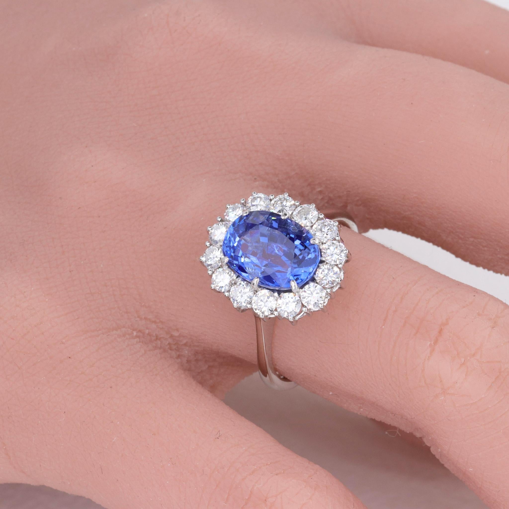 Anello con zaffiro blu di Ceylon senza calore e diamanti a raggiera in oro bianco 18 carati in vendita 1