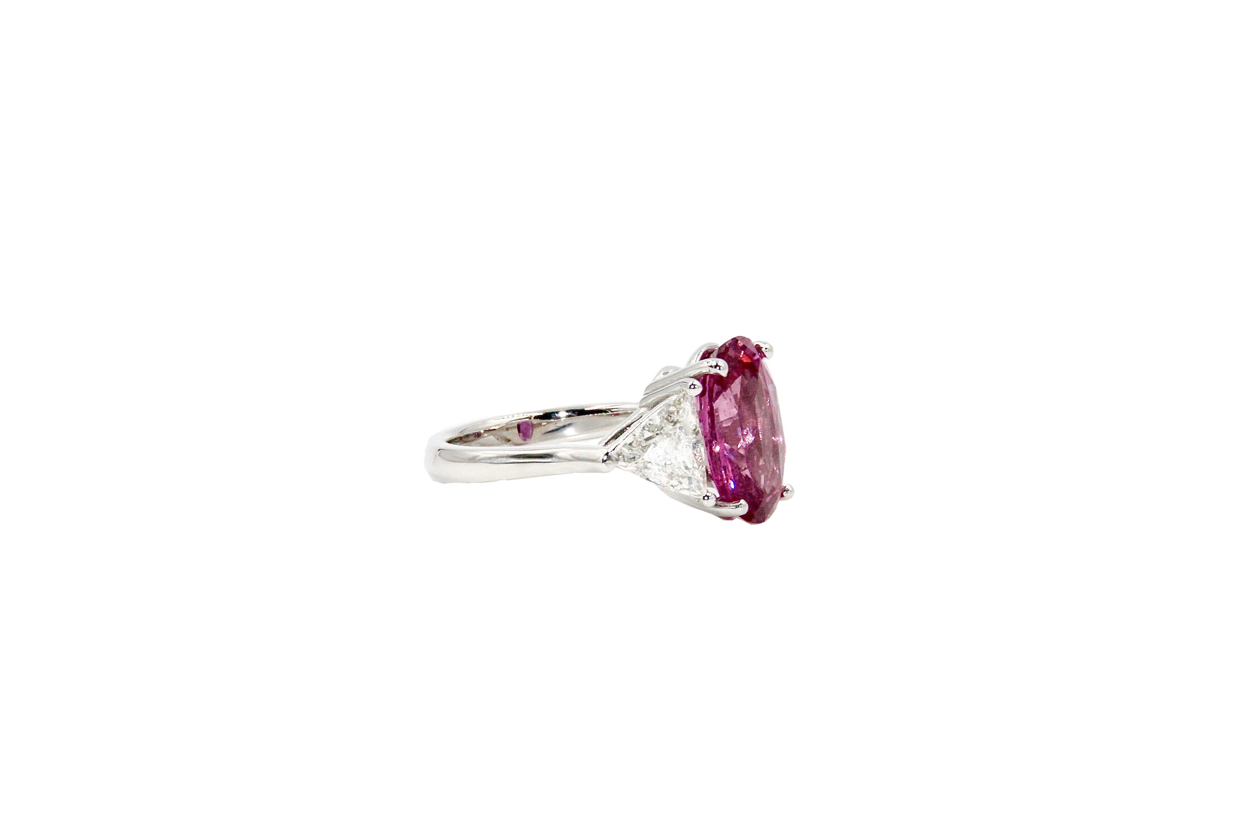 Modern Ceylon Oval Pink Sapphire of 6.57 Carats and Diamond Ring, 'Gold 18k' For Sale