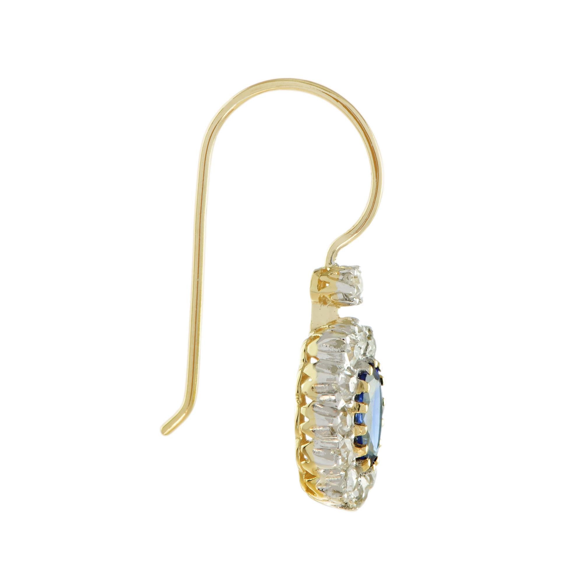 Questi orecchini classici e molto versatili brillano al centro con una coppia di vibranti zaffiri Ceylon blu reale racchiusi in un'aureola di diamanti rotondi taglio antico. Peso totale del diamante 0,91 carati. Abbinali al tuo abbigliamento