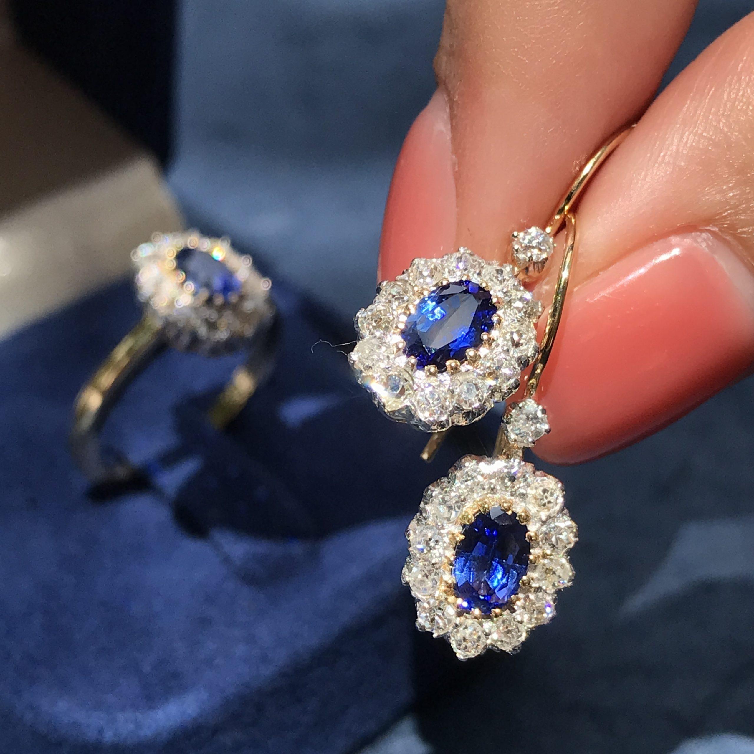 Taglio ovale Orecchini in oro 18 carati con zaffiro blu di Ceylon di forma ovale e diamante aureolato Stile antico in vendita