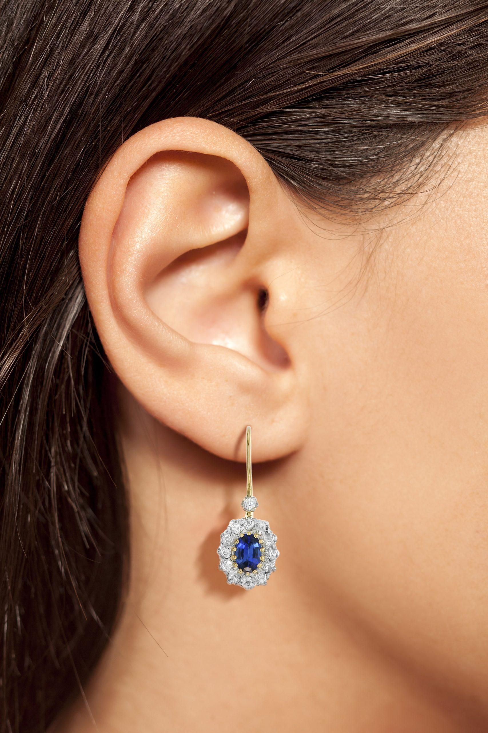 Donna Orecchini in oro 18 carati con zaffiro blu di Ceylon di forma ovale e diamante aureolato Stile antico in vendita