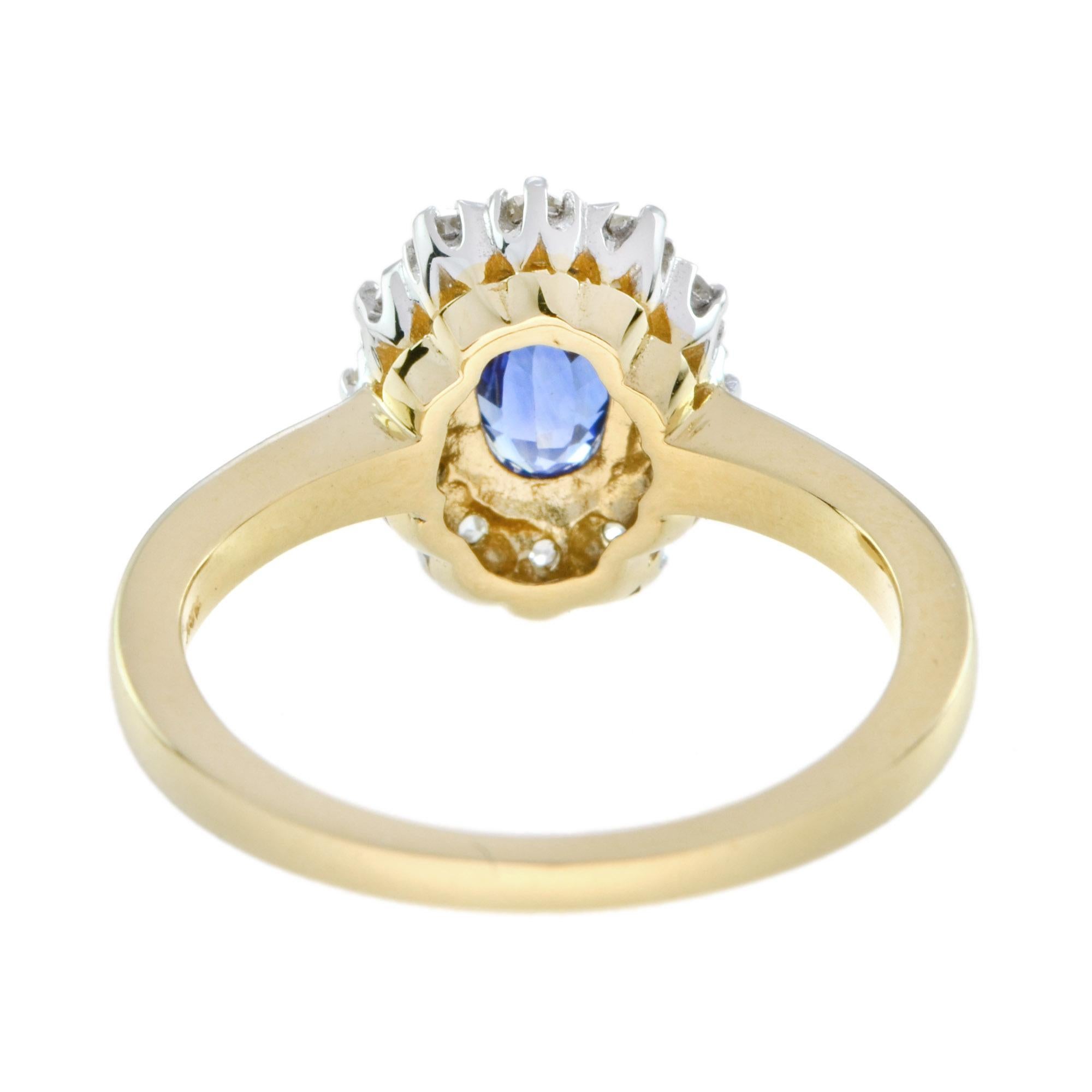 Taille ovale Bague Ceylan en or jaune 18 carats, saphir bleu de forme ovale, halo de diamants, style ancien en vente