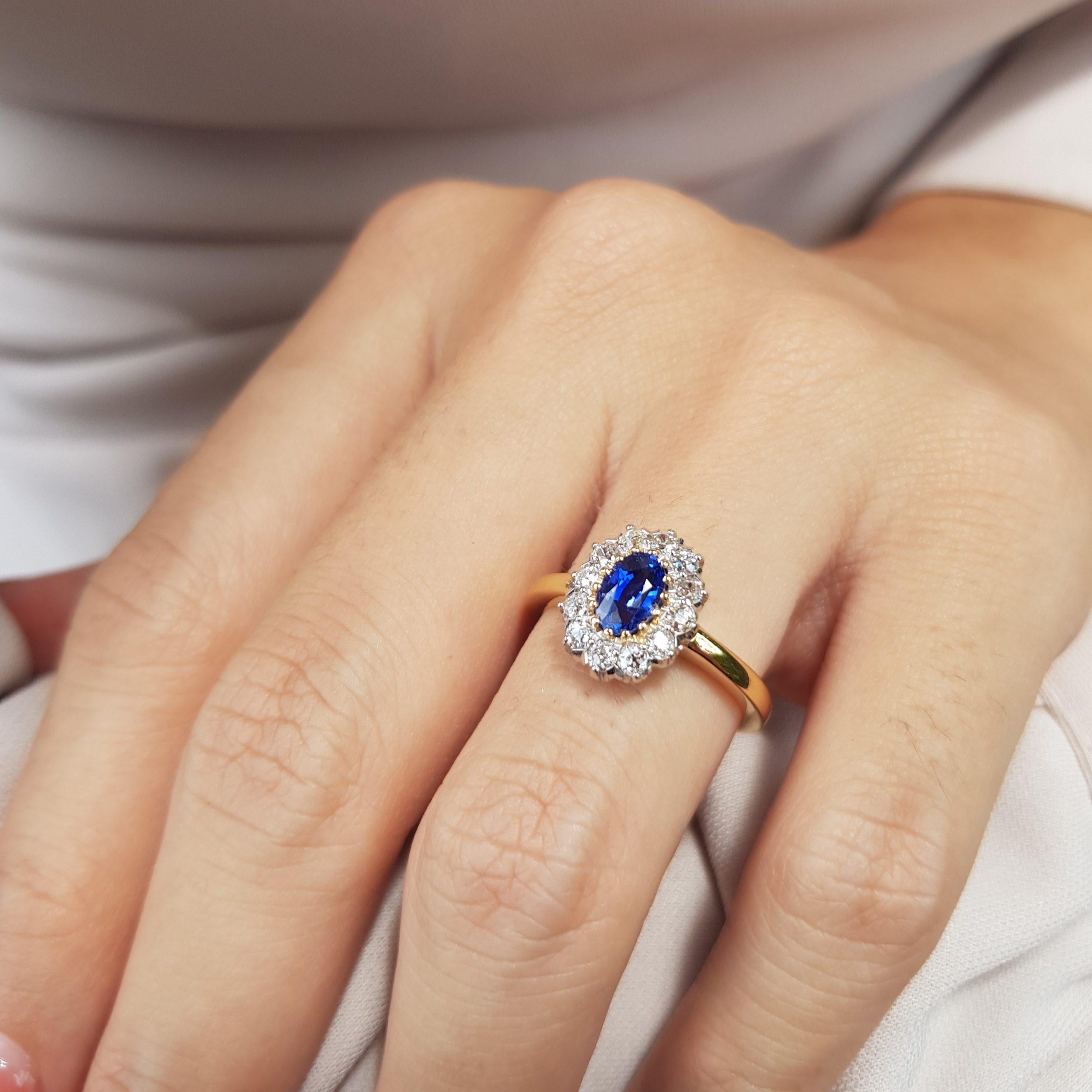 Bague Ceylan en or jaune 18 carats, saphir bleu de forme ovale, halo de diamants, style ancien Pour femmes en vente