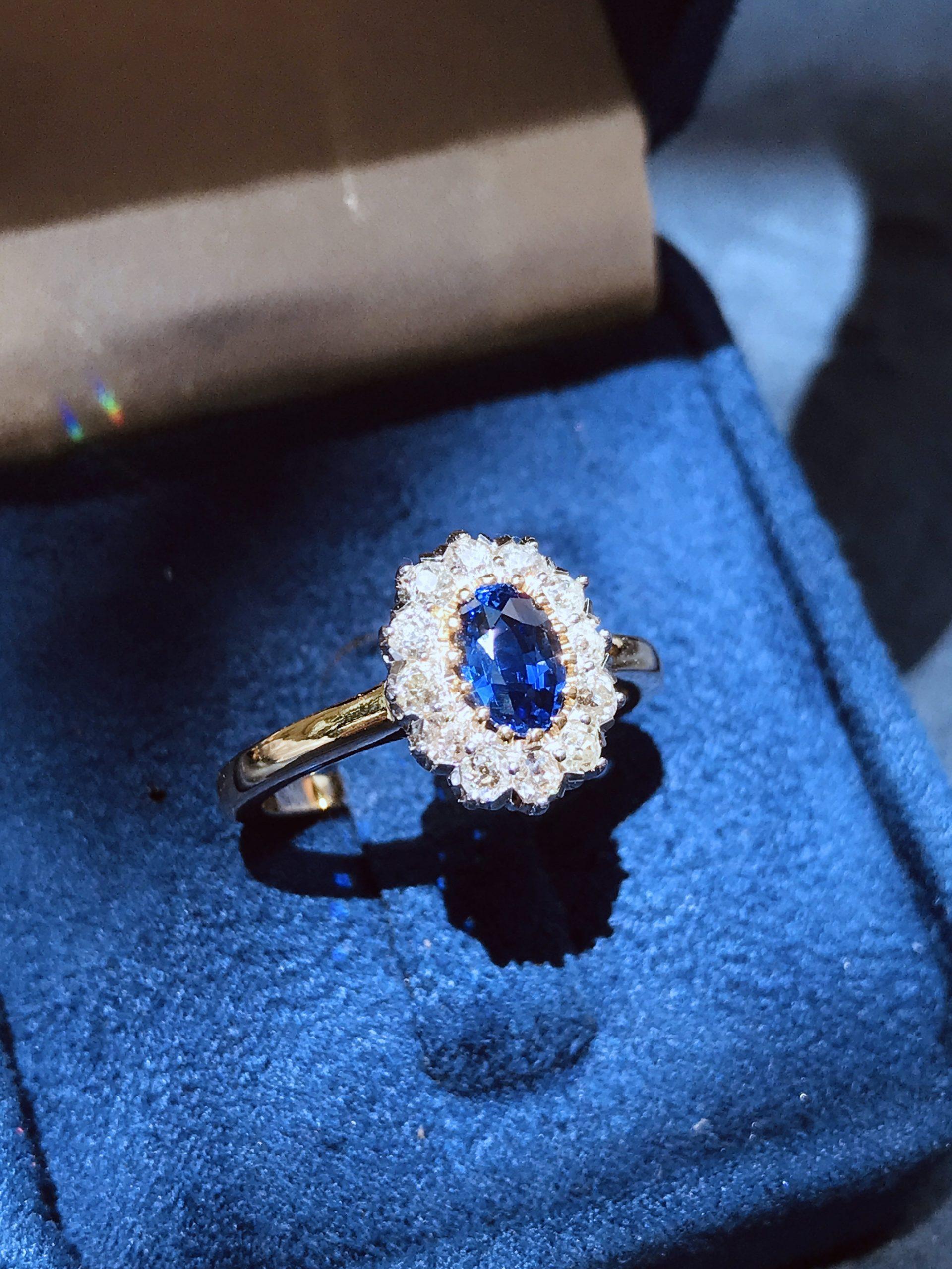 Bague Ceylan en or jaune 18 carats, saphir bleu de forme ovale, halo de diamants, style ancien en vente 1