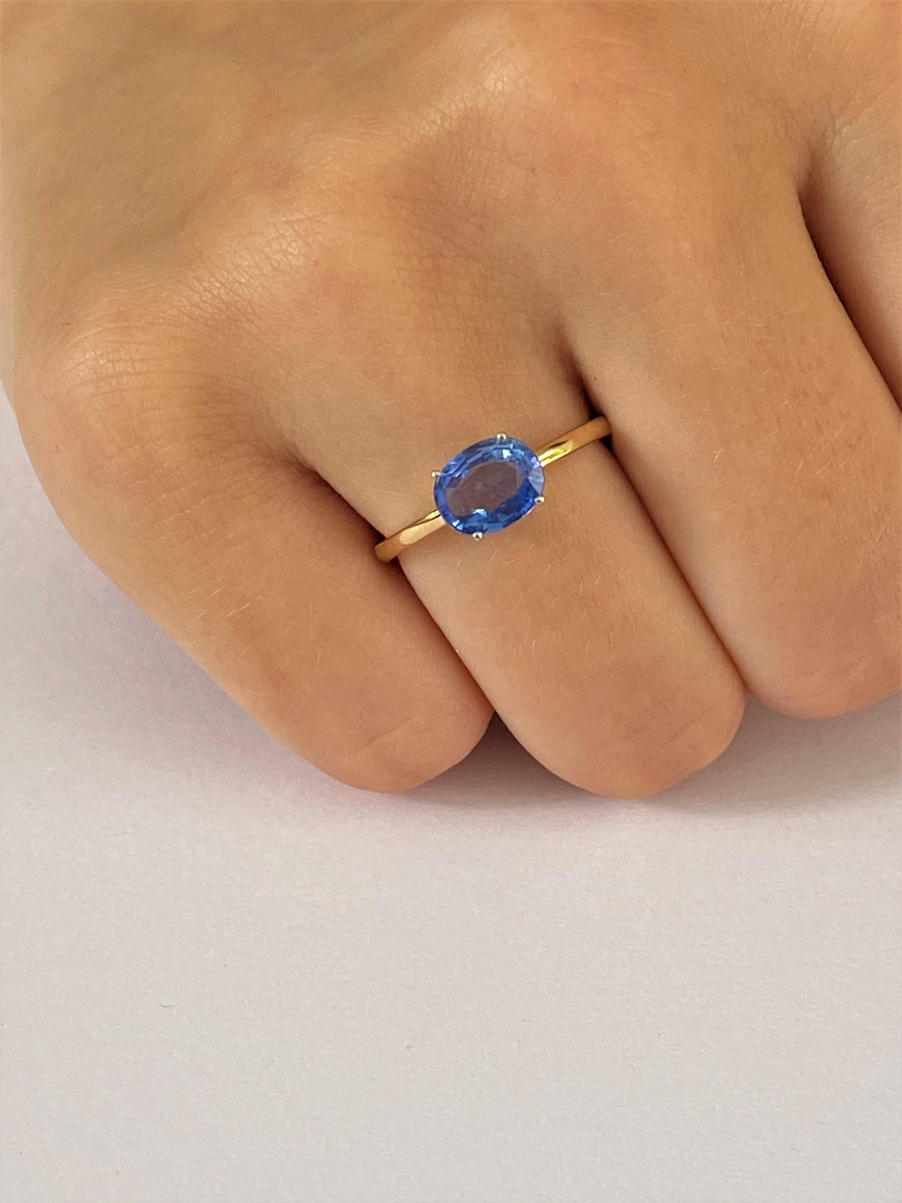 Women's or Men's Ceylon Oval Shaped Sapphire White and Yellow Gold Solitaire Cocktail Ring