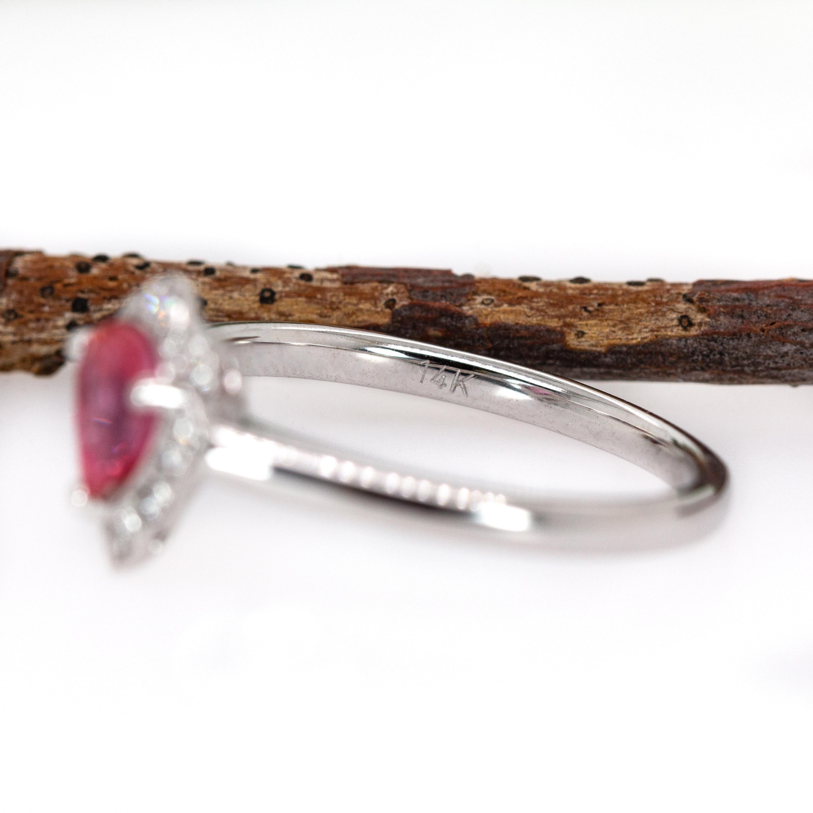 Anello con zaffiro Padparadscha di Ceylon e accenti di diamanti naturali in oro bianco 14 carati in vendita 4