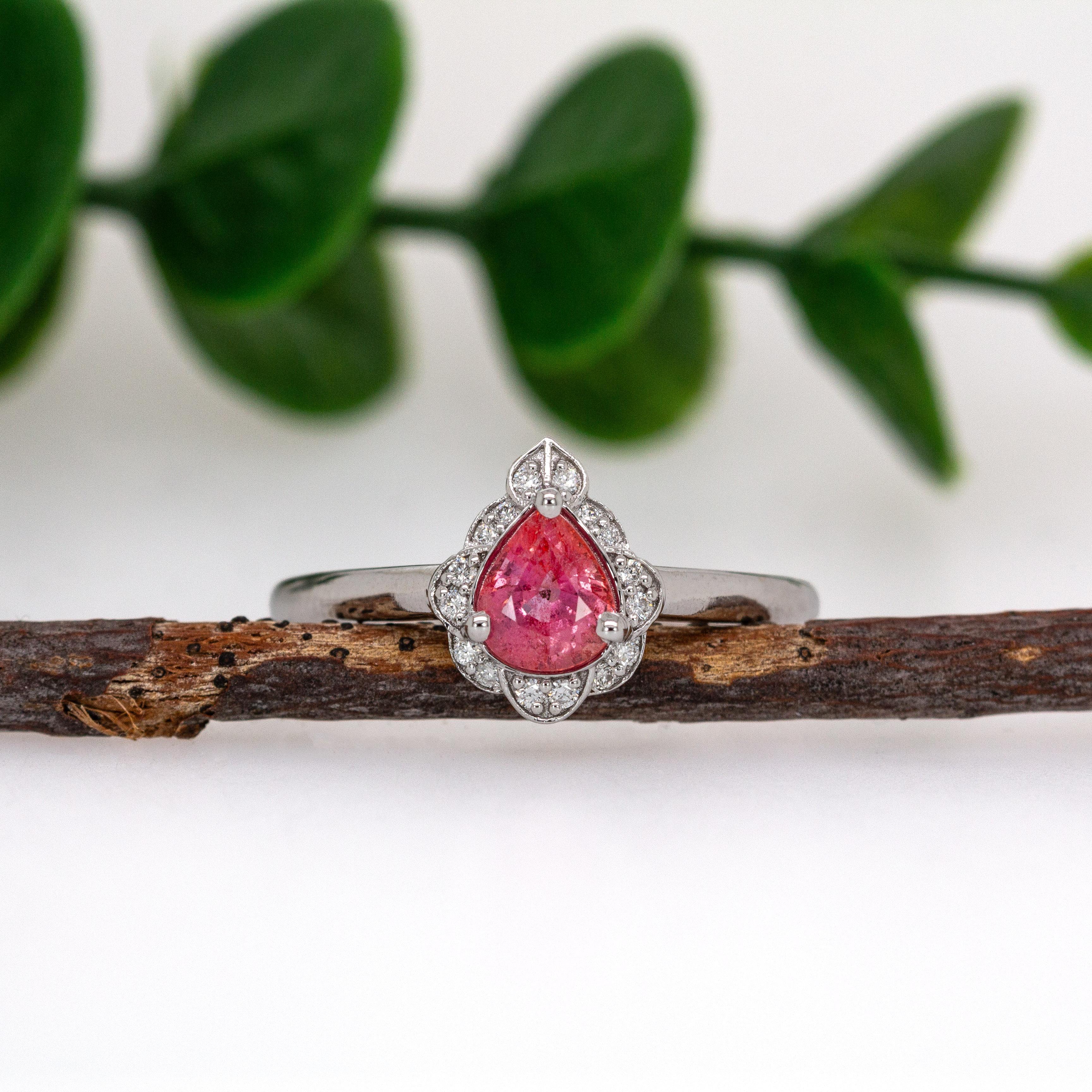 Contemporaneo Anello con zaffiro Padparadscha di Ceylon e accenti di diamanti naturali in oro bianco 14 carati in vendita