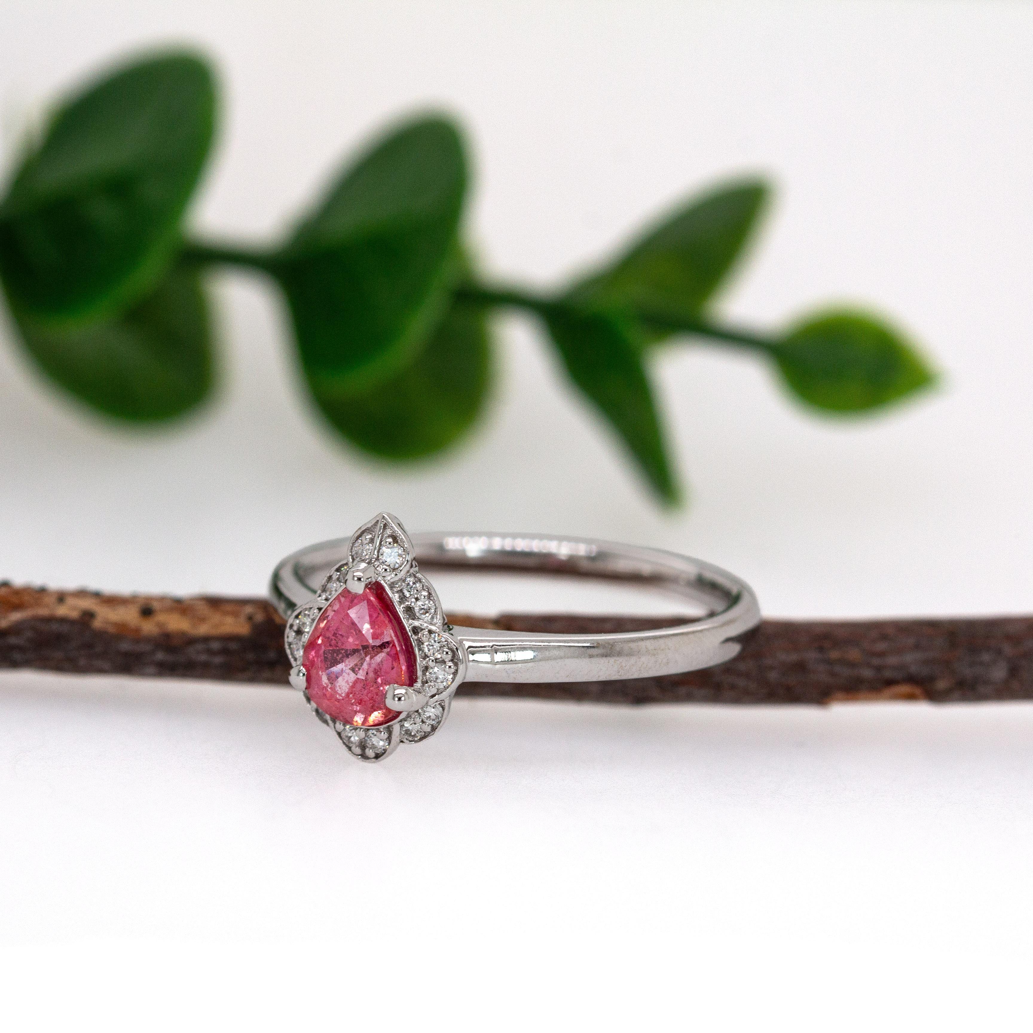 Taglio a goccia Anello con zaffiro Padparadscha di Ceylon e accenti di diamanti naturali in oro bianco 14 carati in vendita