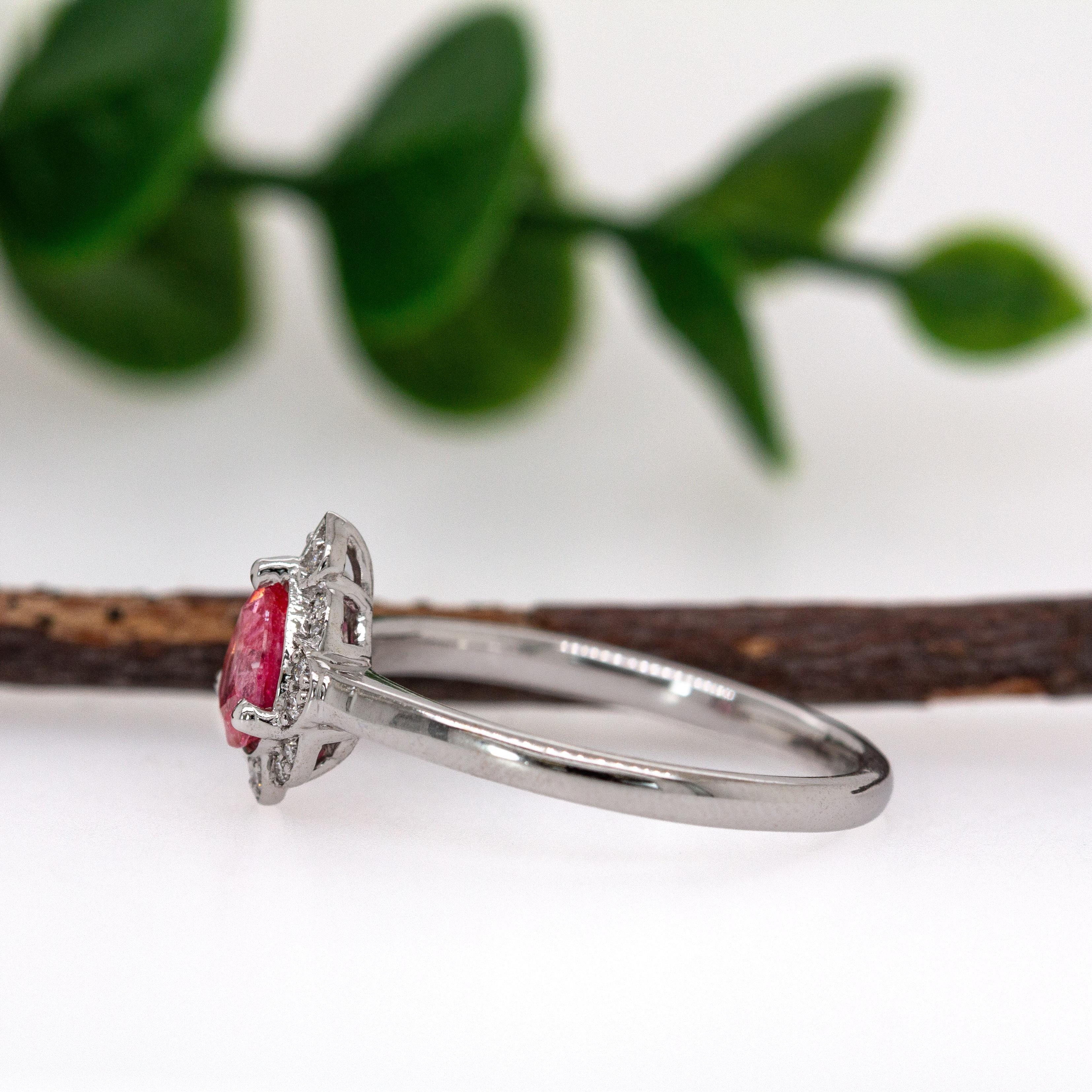 Anello con zaffiro Padparadscha di Ceylon e accenti di diamanti naturali in oro bianco 14 carati In condizioni Nuovo in vendita a Columbus, OH