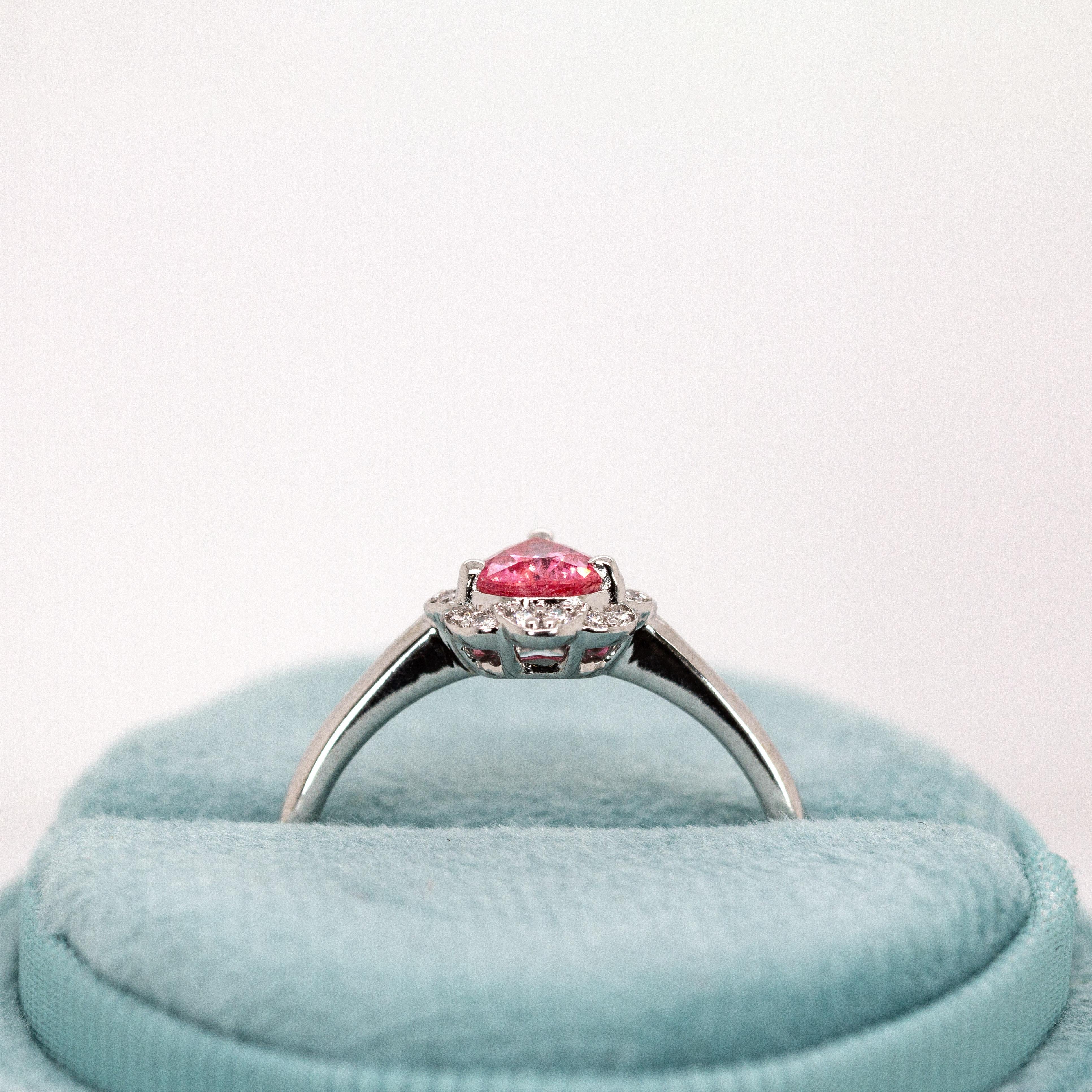 Donna Anello con zaffiro Padparadscha di Ceylon e accenti di diamanti naturali in oro bianco 14 carati in vendita
