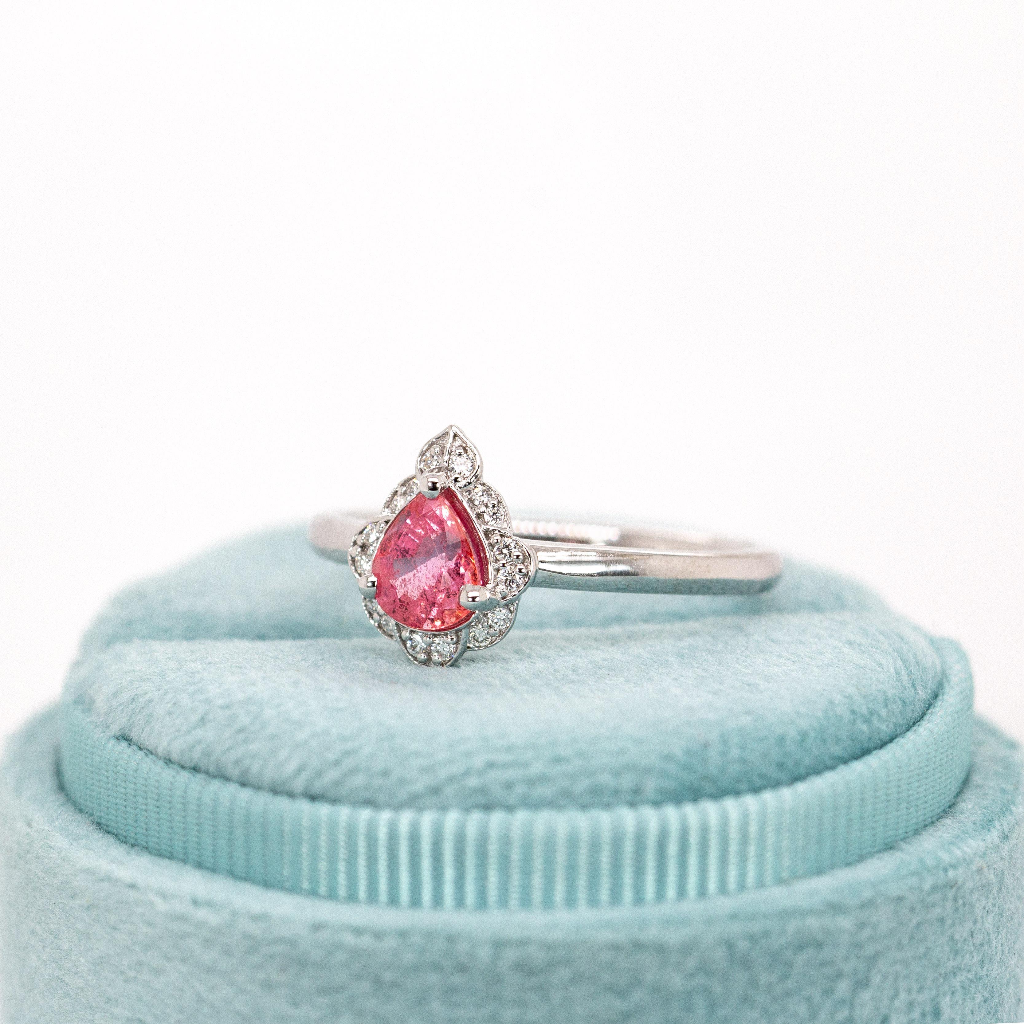Anello con zaffiro Padparadscha di Ceylon e accenti di diamanti naturali in oro bianco 14 carati in vendita 2