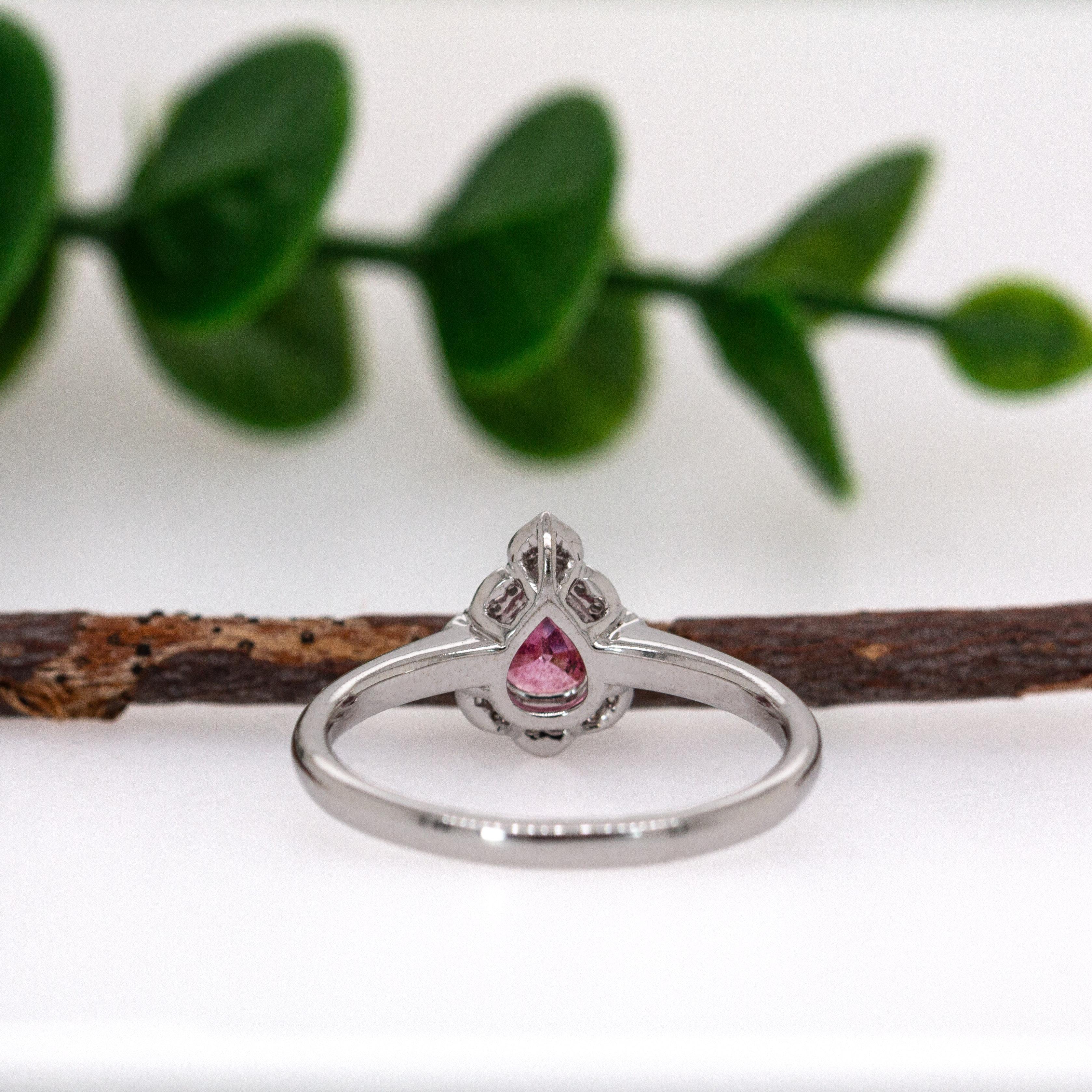 Anello con zaffiro Padparadscha di Ceylon e accenti di diamanti naturali in oro bianco 14 carati in vendita 3