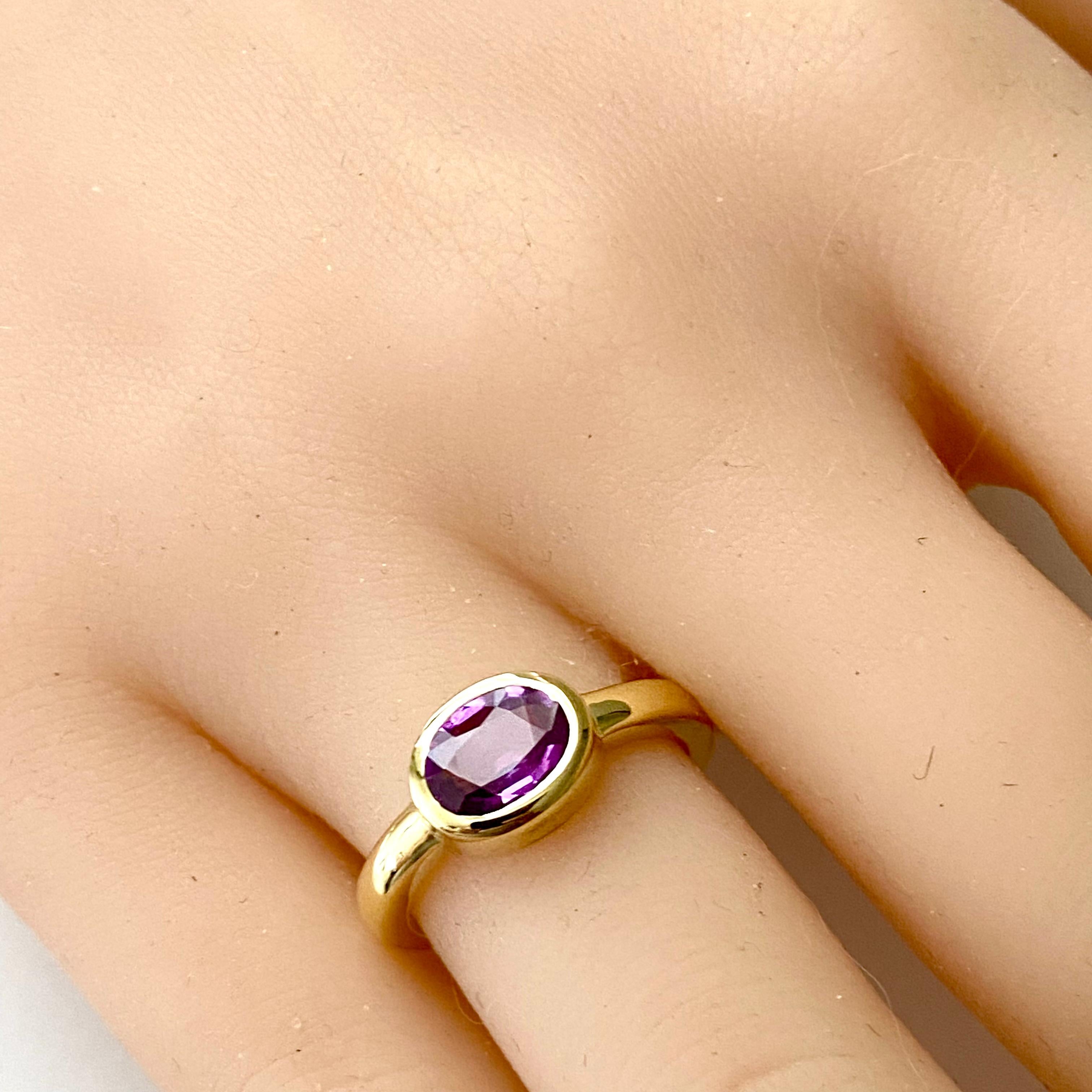 Bague cocktail bombée en or jaune 18 carats avec saphir rose de Ceylan de 1,10 carat et lunette en vente 1