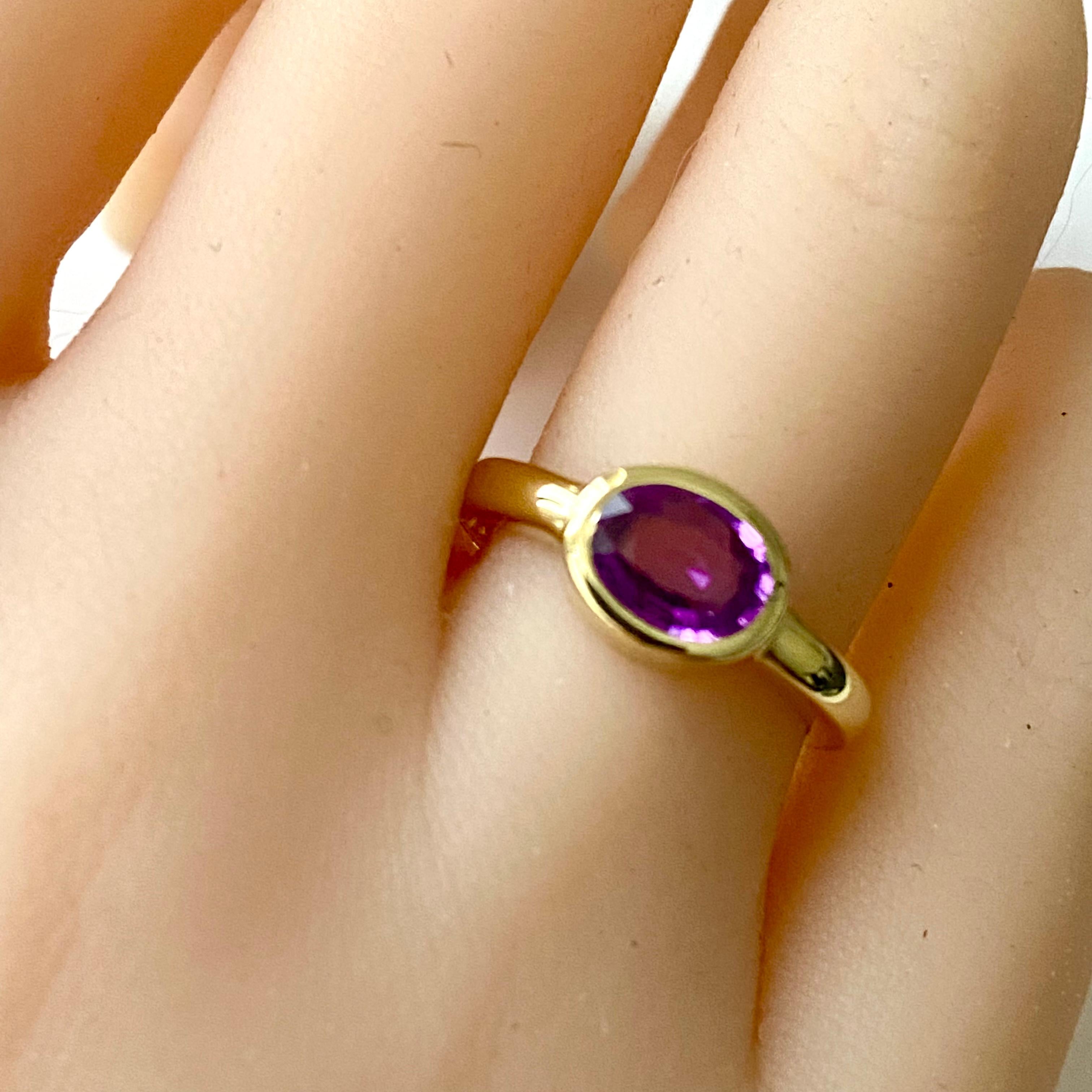 Bague cocktail bombée en or jaune 18 carats avec saphir rose de Ceylan de 1,10 carat et lunette en vente 2