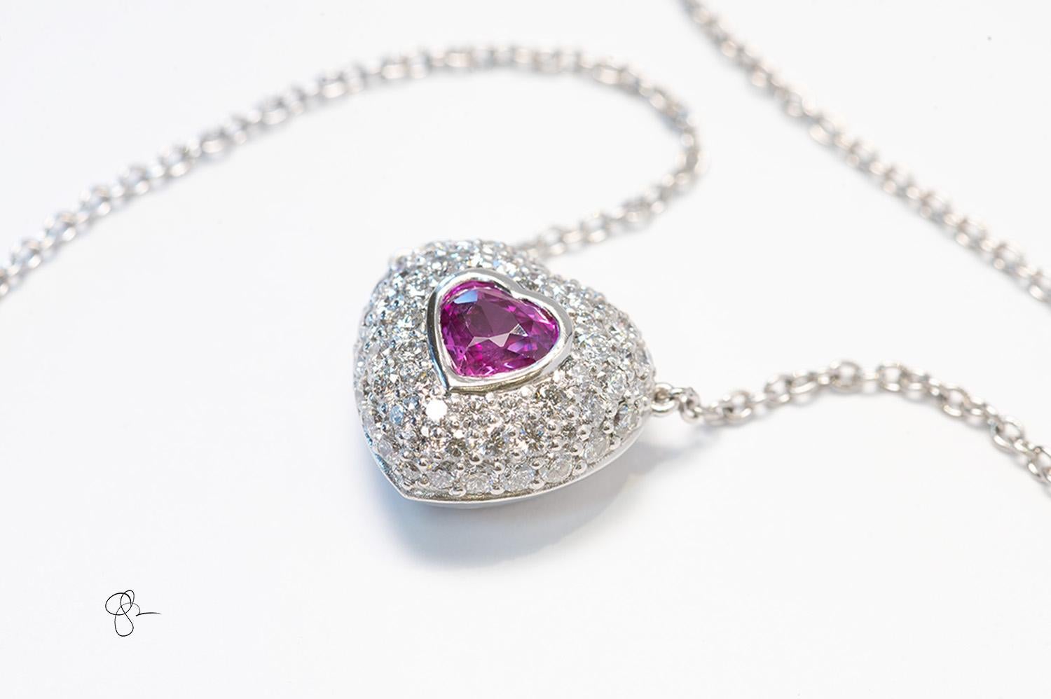 Dieses Stück ist ein Original, das in Tucson Arizona von unserem Meisterjuwelier Christopher Green hier bei C Green Jeweler entworfen wurde. 

Der herzförmige rosa Saphir misst 6,1 mm x 6,7 mm und ist mit schönen Diamanten besetzt, die das
