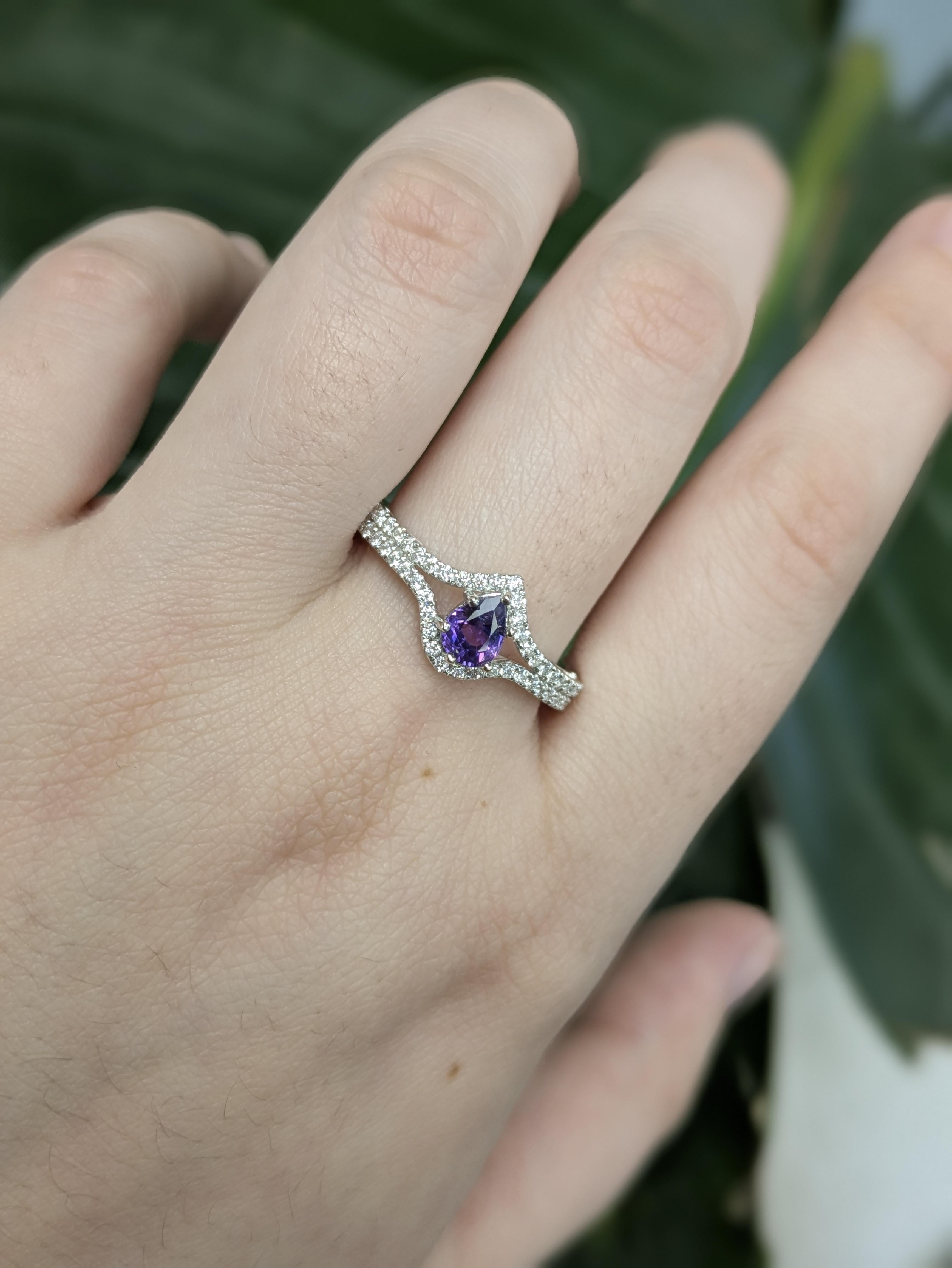 Questo grazioso anello mette in mostra uno zaffiro viola di Ceylon da 0,58 carati a forma di pera, che misura 6x4 mm. Incastonato in oro 14K (3g), è impreziosito da 54 diamanti scintillanti per un totale di 0,35cttw, che aggiungono un tocco di