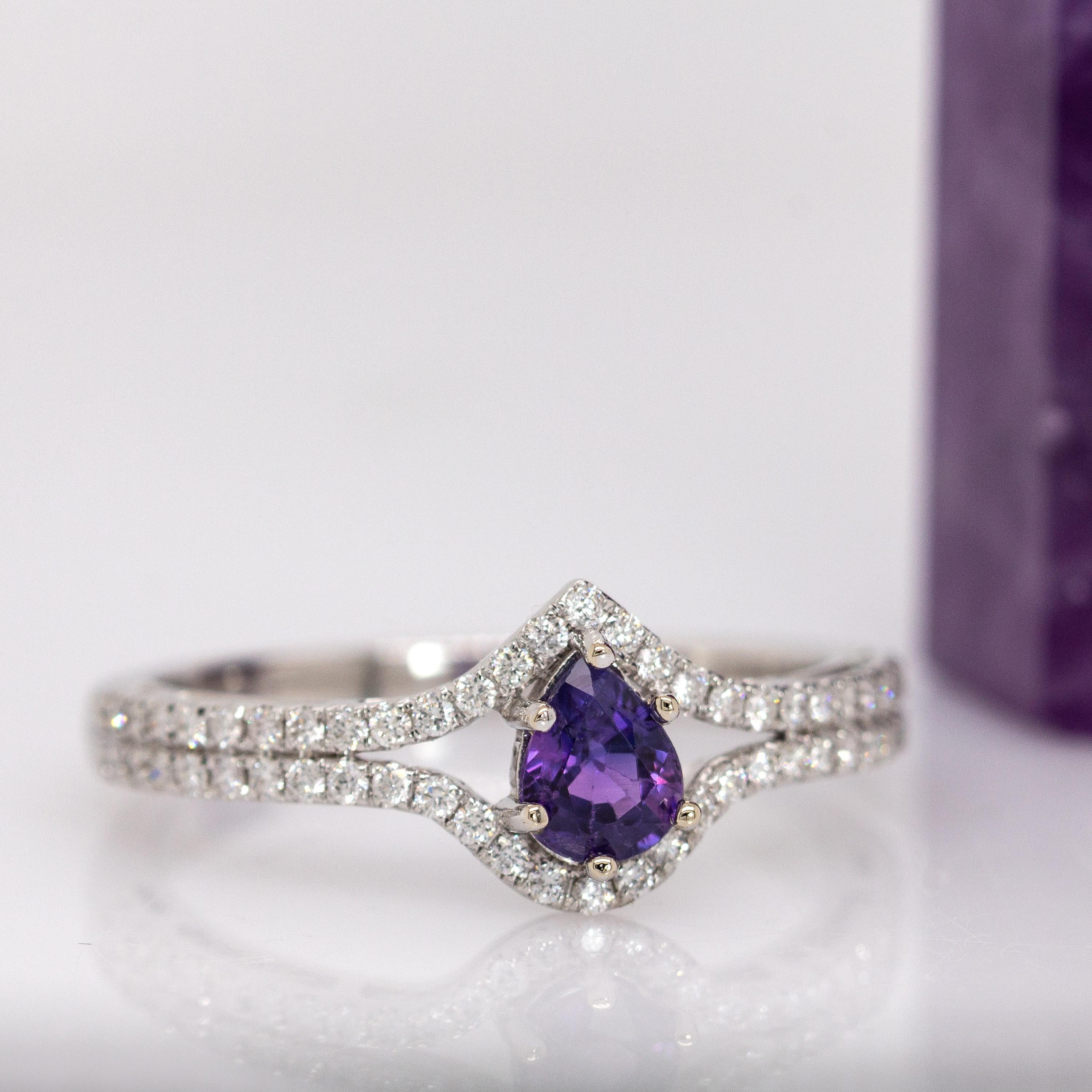 Contemporaneo Anello con zaffiro viola di Ceylon e accenti di diamanti estratti dalla terra in oro bianco 14 carati in vendita