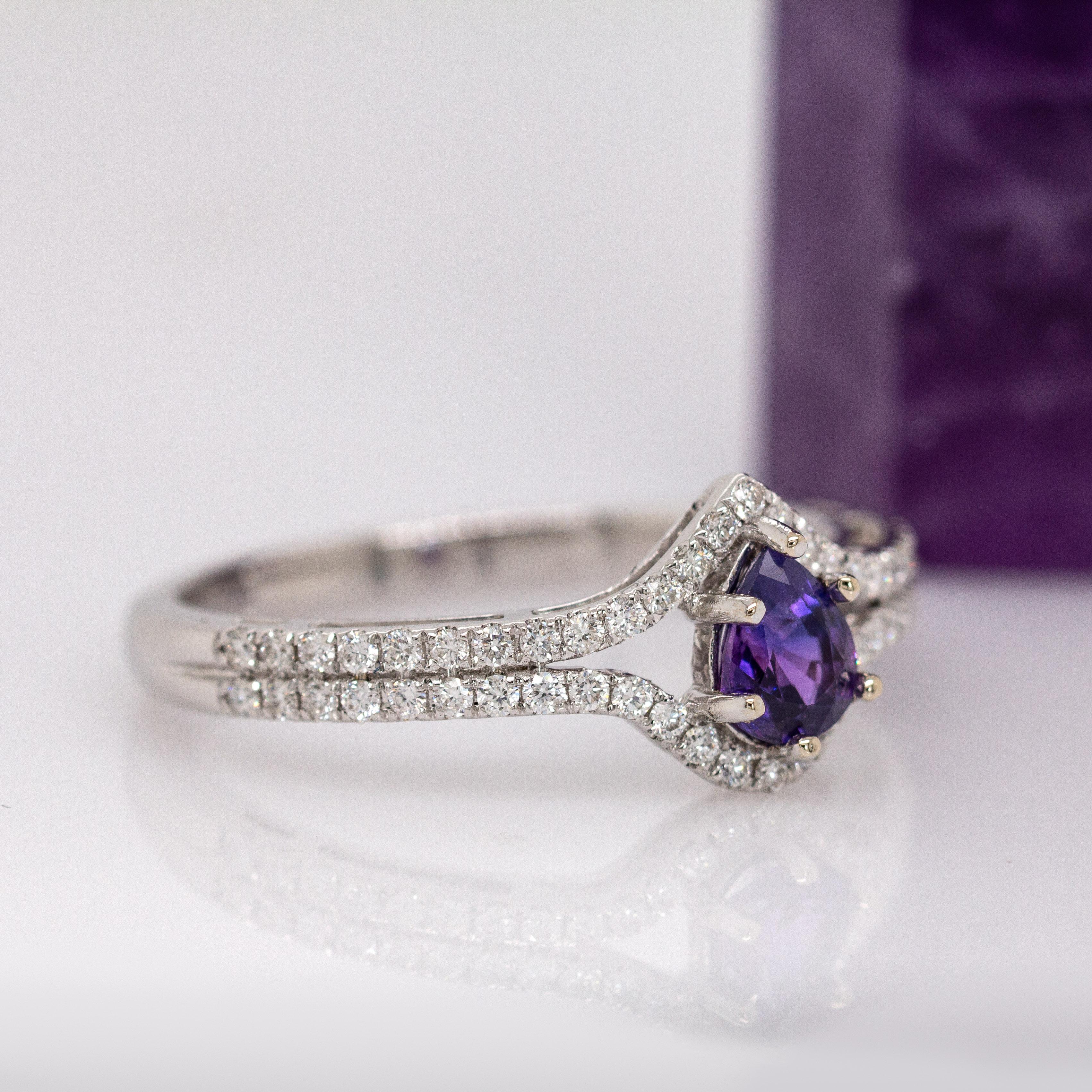 Taglio a goccia Anello con zaffiro viola di Ceylon e accenti di diamanti estratti dalla terra in oro bianco 14 carati in vendita