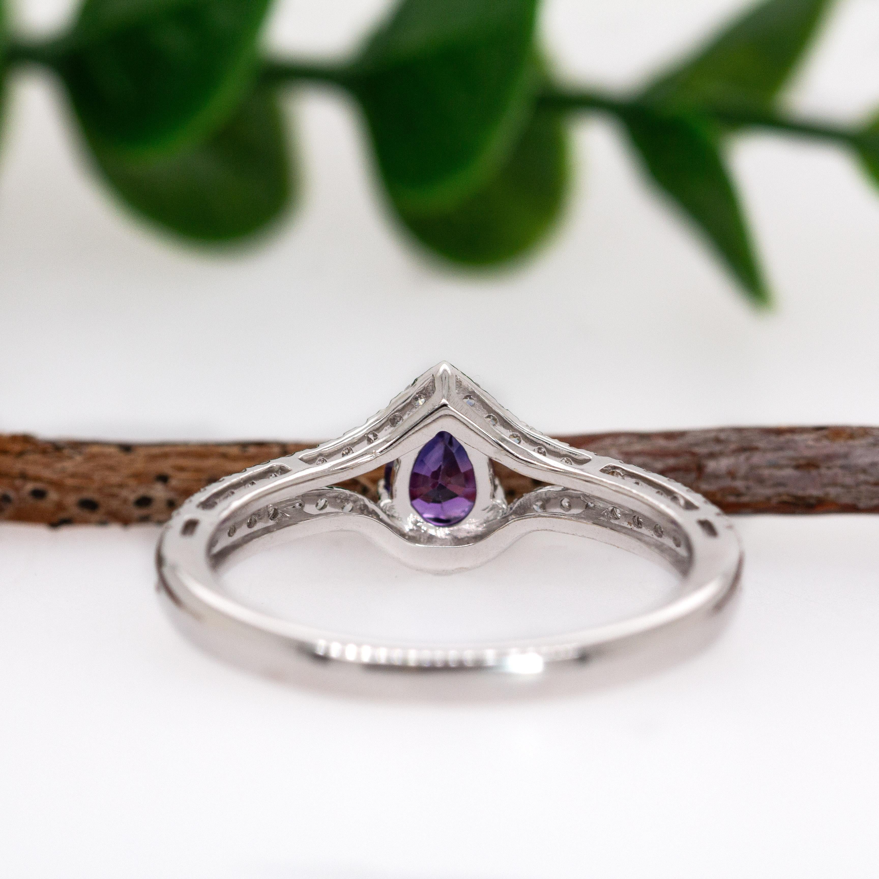 Donna Anello con zaffiro viola di Ceylon e accenti di diamanti estratti dalla terra in oro bianco 14 carati in vendita